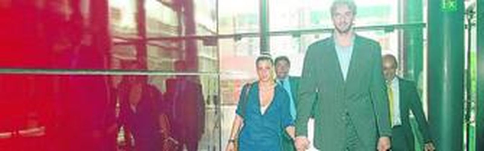 Paul Gasol es escoltado por su novia, Silvia López, en todos sus actos sociales