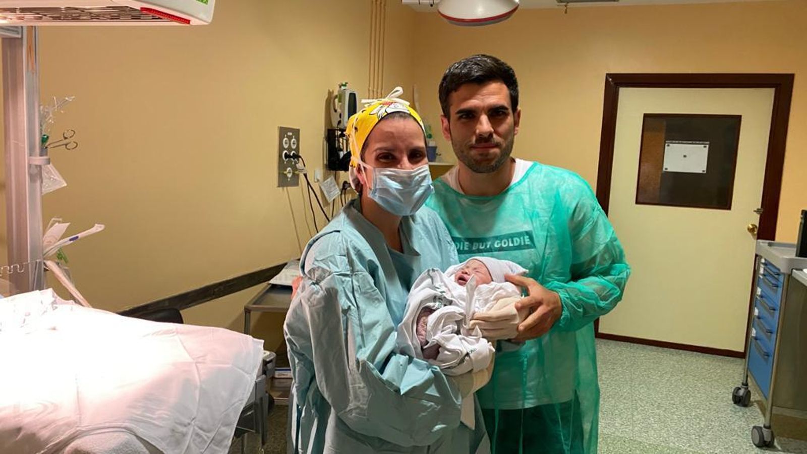 La sanitaria coge en brazos a Candela, la hija de su mejor amiga que nació hace unos días.