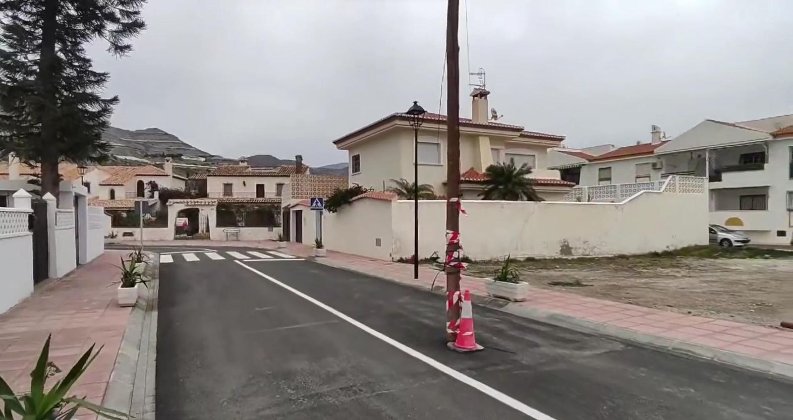 Vecinos protestan por la ubicación de un poste de la luz en mitad de la carretera en La Chucha