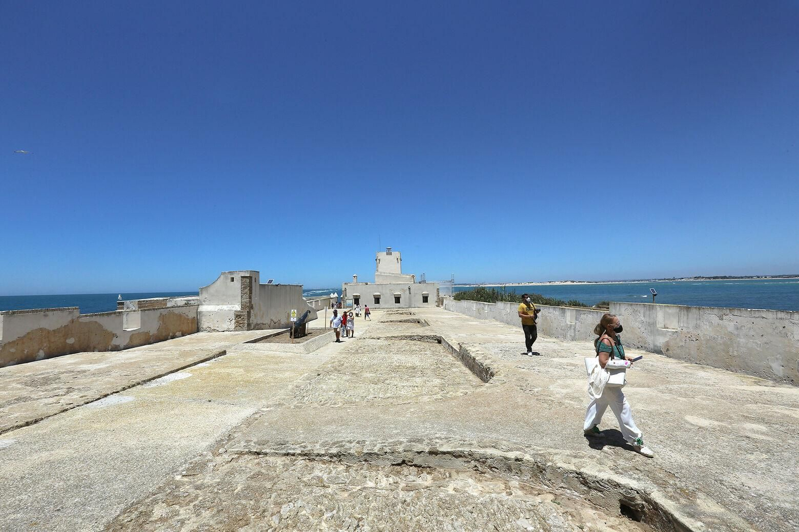 Patio central del Castillo de Sancti Petri, con la parte delantera al fondo.