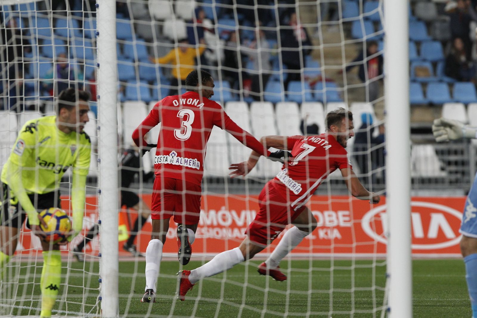 Motta corre perseguido por Owona y ante la desesperación de Aguza tras el 1-0.