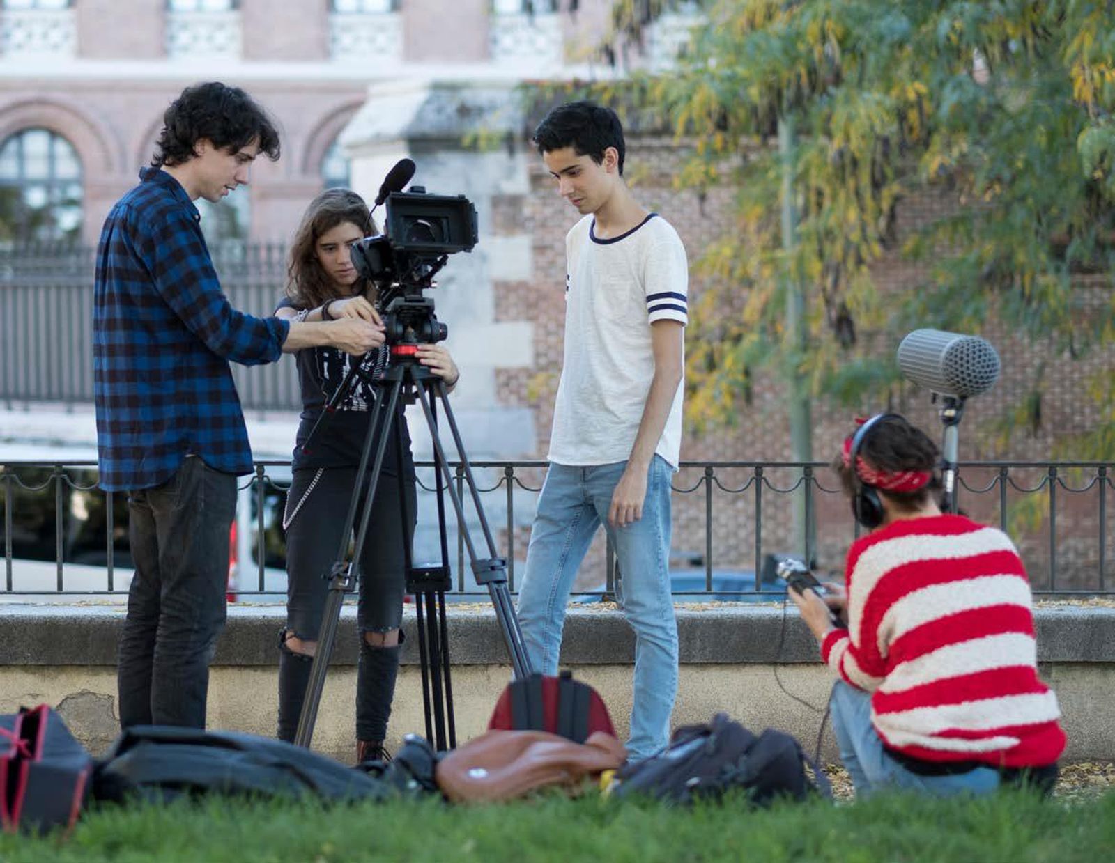 Jonás Trueba filma junto a los jóvenes protagonistas de 'Quién lo impide'.