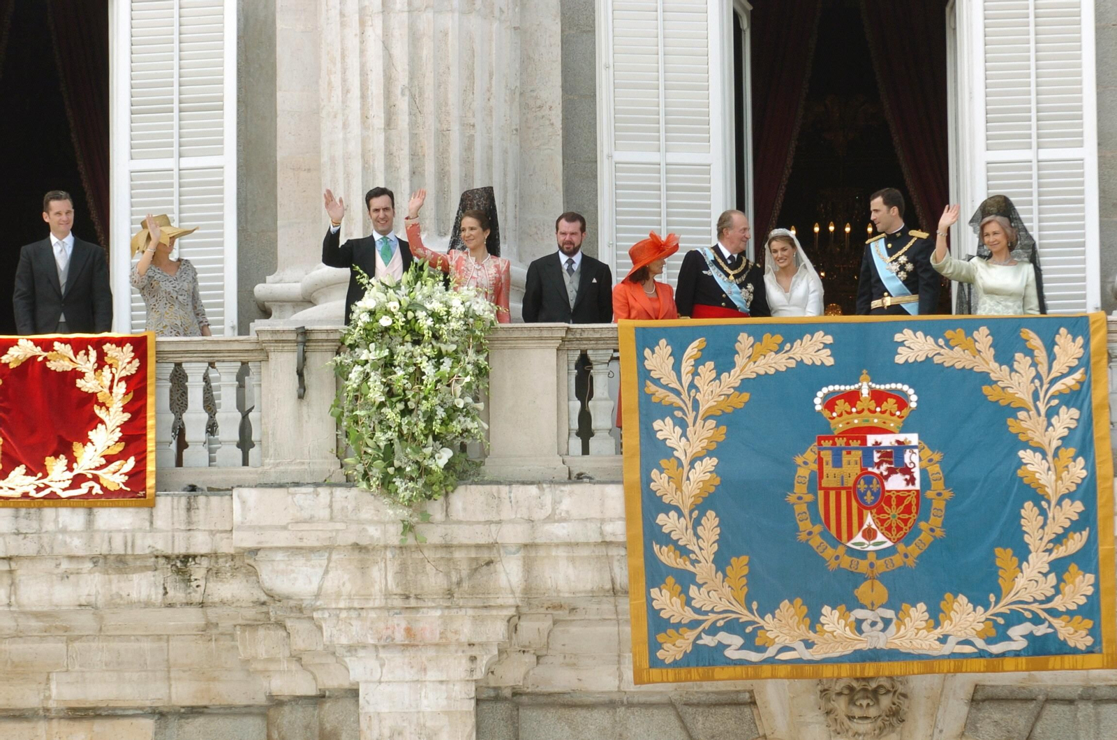 La familia del rey Juan Carlos en la balconada del Palacio Real