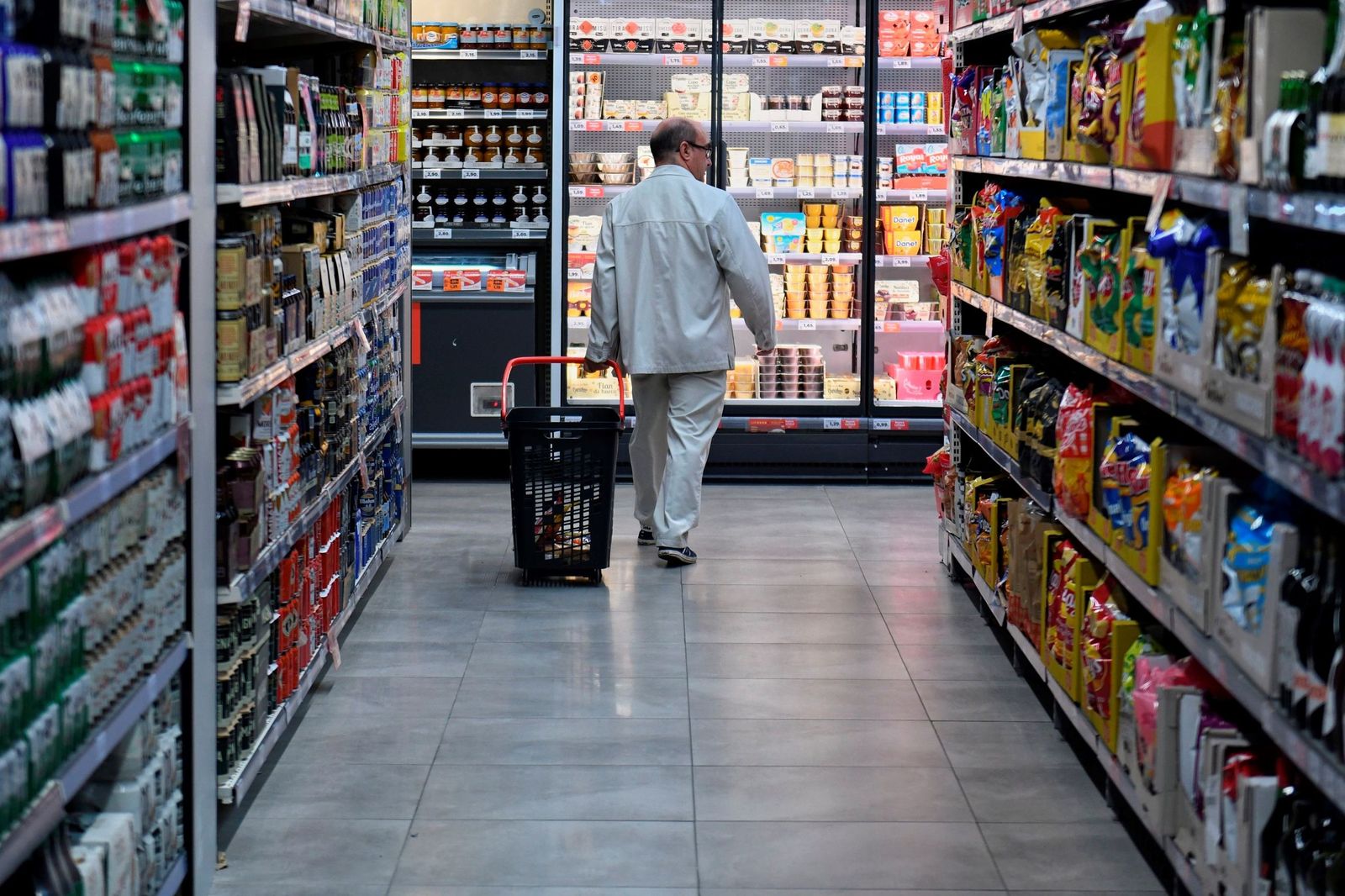 Un hombre compra en un supermercado.