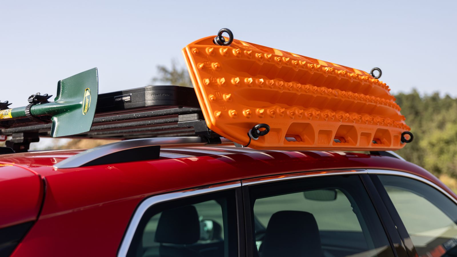 Entre las innovaciones más espectaculares de estos Ateca están estas bacas en las que se sitúan los elementos necesarios para salir de situaciones complicadas en el desierto.