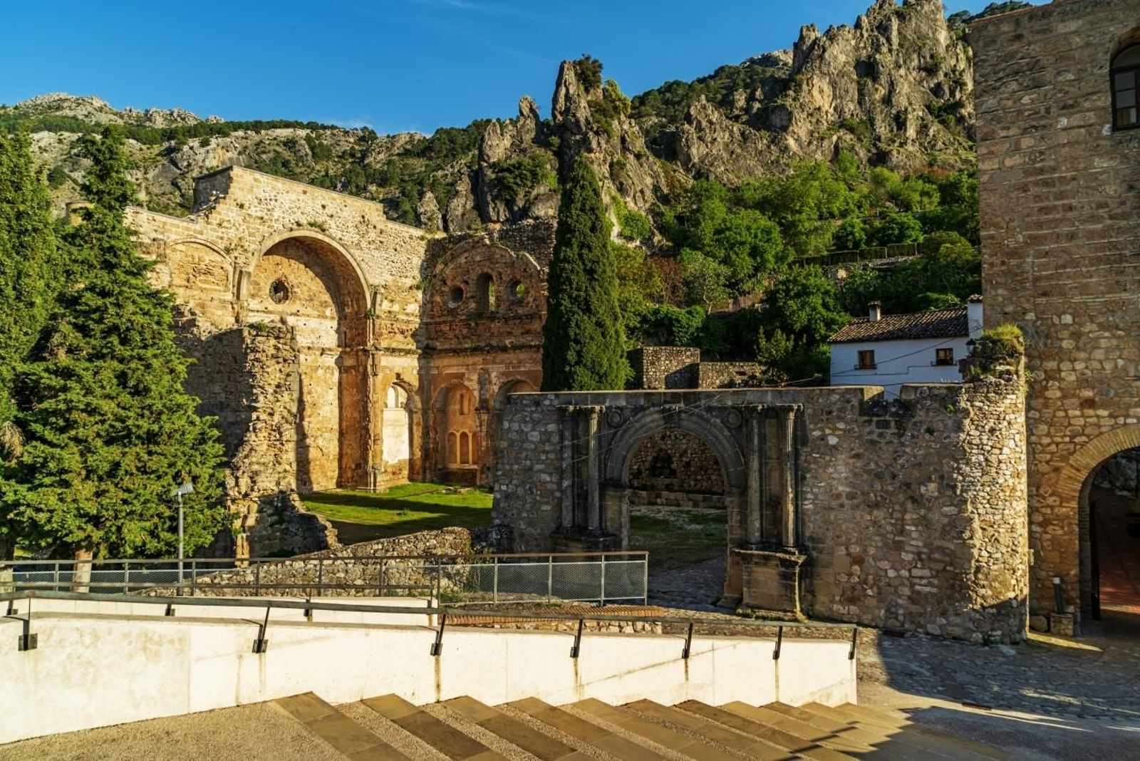 En el interior del patio de armas se encuentran los restos de un amplio aljibe. Descubre el castillo musulmán de La Iruela