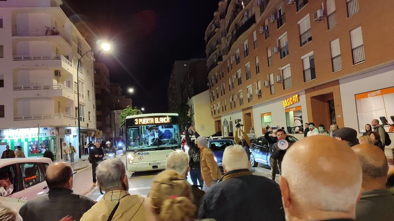 Un momento del corte de la calle Héroe de Sostoa, en la tarde de este viernes.