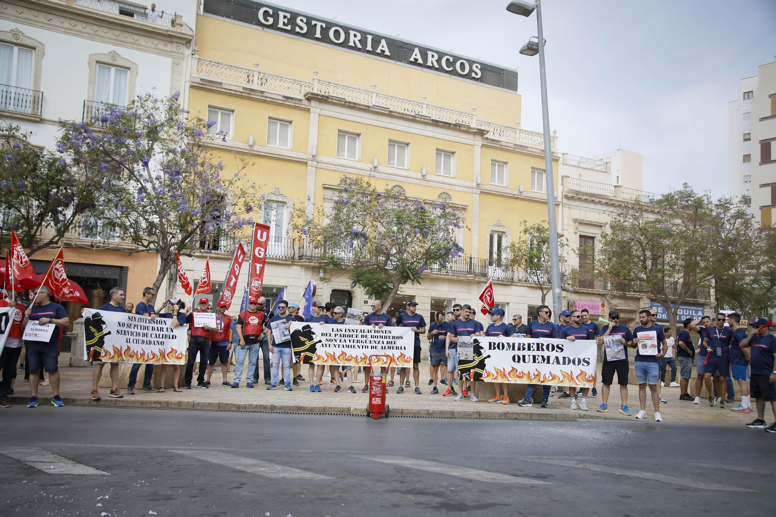 Manifestación de los bomberos quemados de Almería, en imágenes