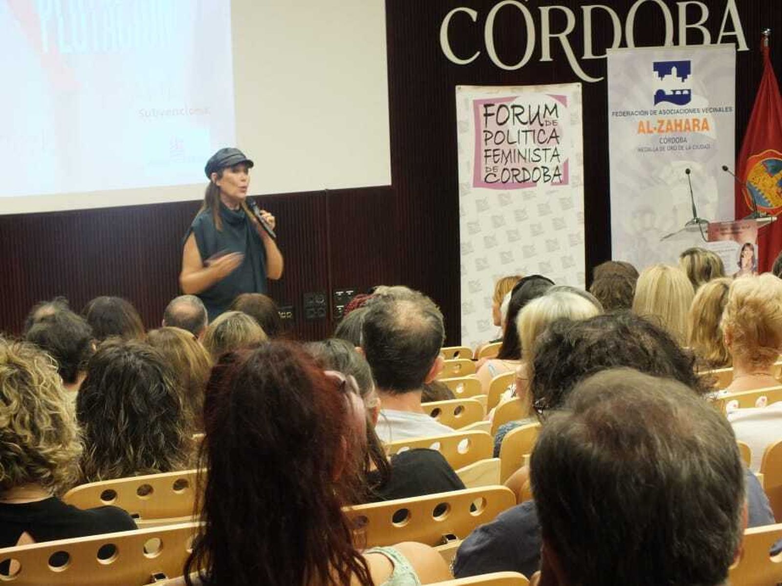 Mabel Lozano, durante su encuentro en Córdoba.