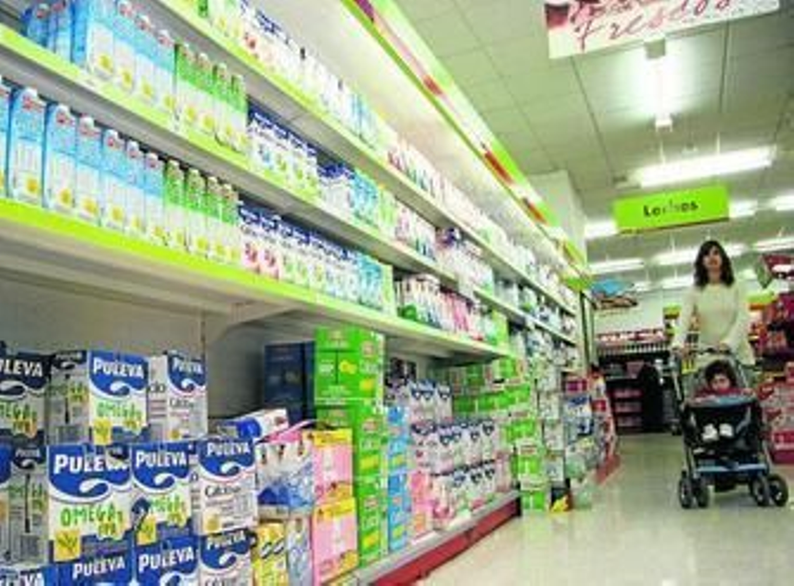 Lineal de un supermercado con marcas de leche.