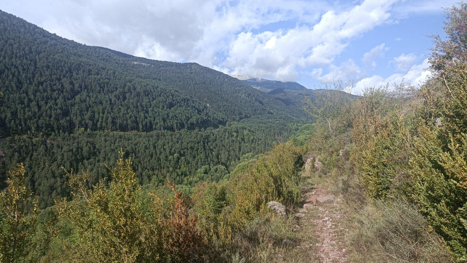 Tras Alins, el camino baja siguiendo una ladera.