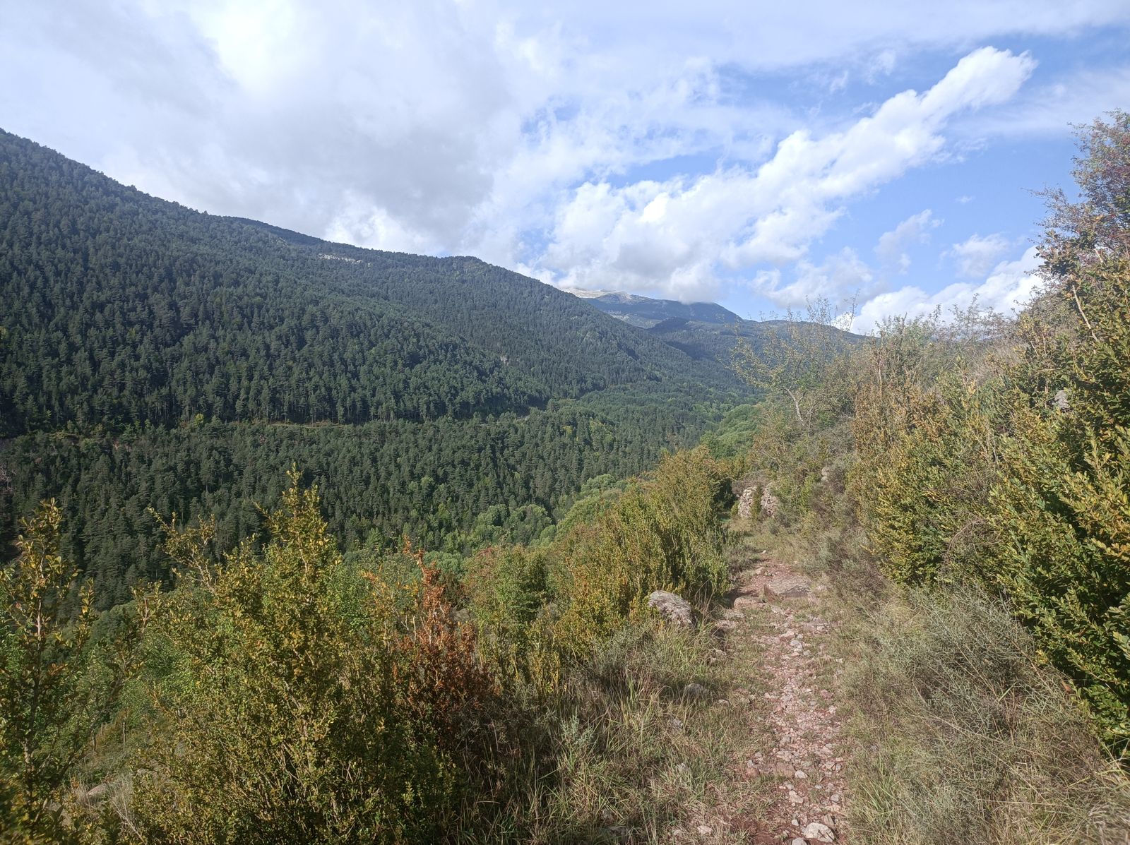Tras Alins, el camino baja siguiendo una ladera.