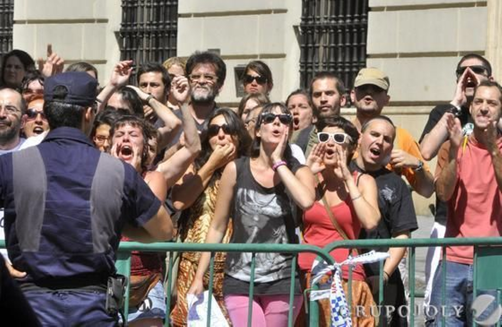 Concentración de los indignados en la Plaza Nueva.

Foto: Manuel Gómez
