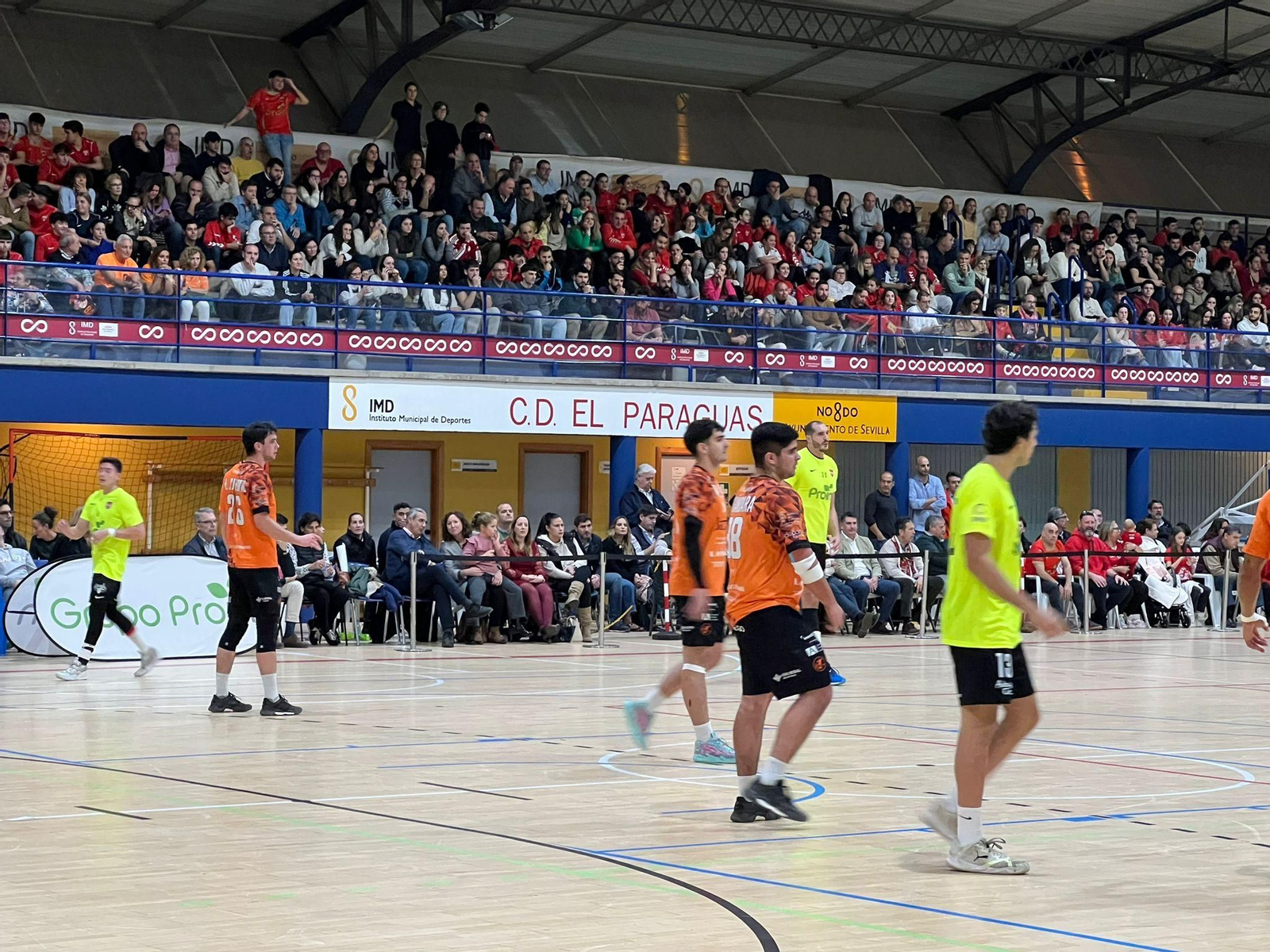 Un momento del partido con el público llenando la grada de El Paraguas.