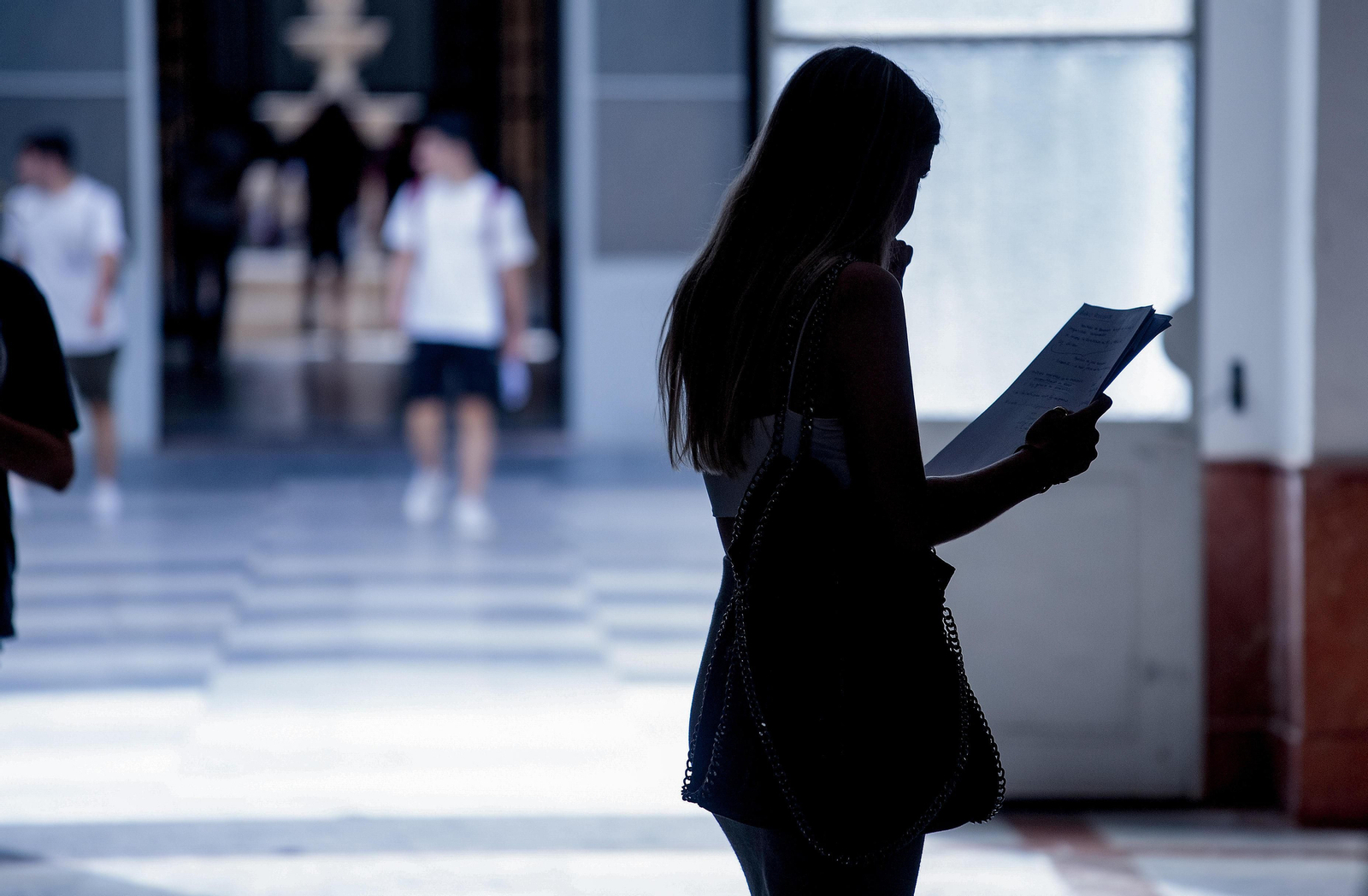 Una estudiante repasa los apuntes antes de los exámenes de Selectividad en la US.
