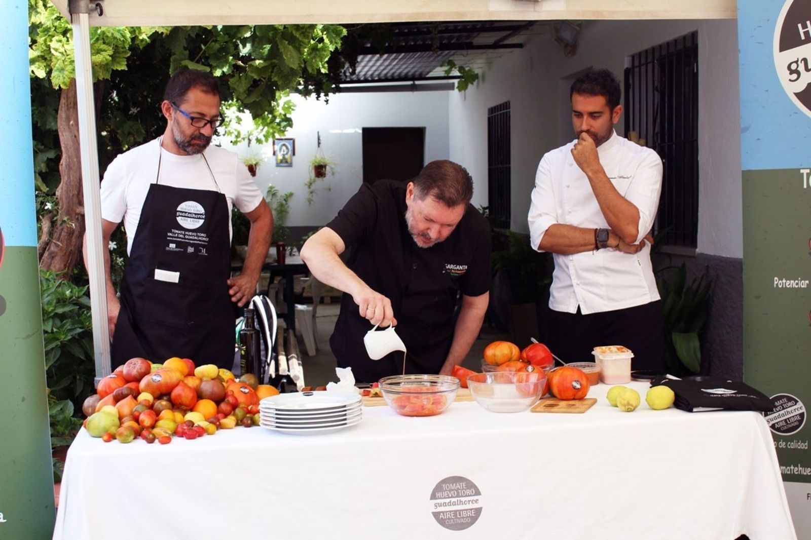Los chefs Mauricio Giovanini, Fernando Villasclaras y Antonio González Rueda en la Campaña Tomate Huevo de Toro de Coín