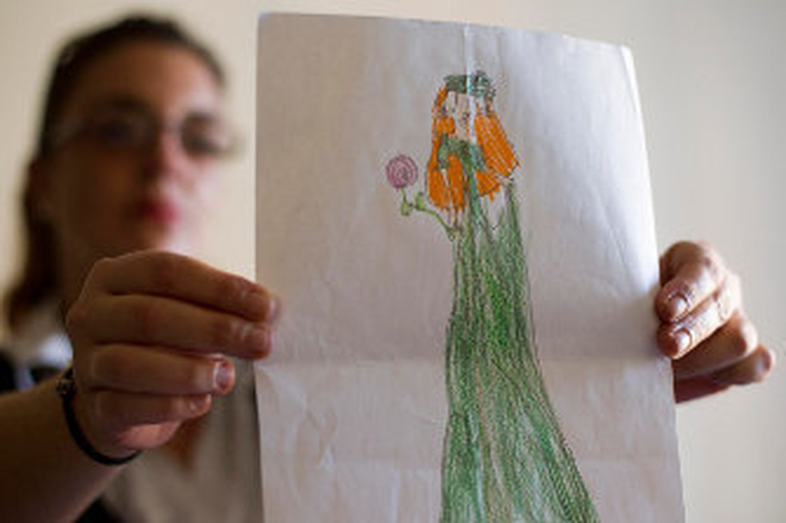 Pilar muestra un dibujo en el que su hija Gabi se autorretrata como una princesa.