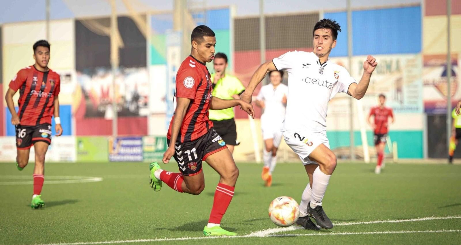 Amin (Salerm Puente Genil) es presionado por Nacho Holgado, defensa del Ceuta B. Amin (Salerm Puente Genil) es presionado por Nacho Holgado, defensa del Ceuta B.