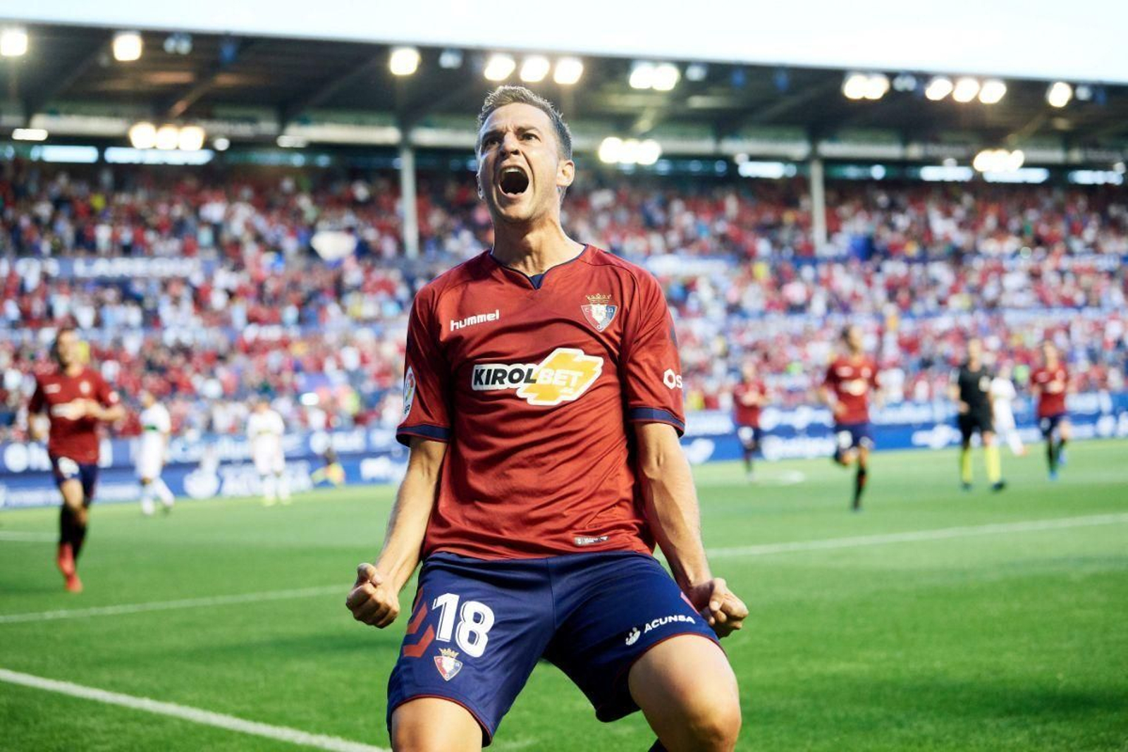 Juan Villar clava su mirada en la grada de El Sadar después de anotar un gol.
