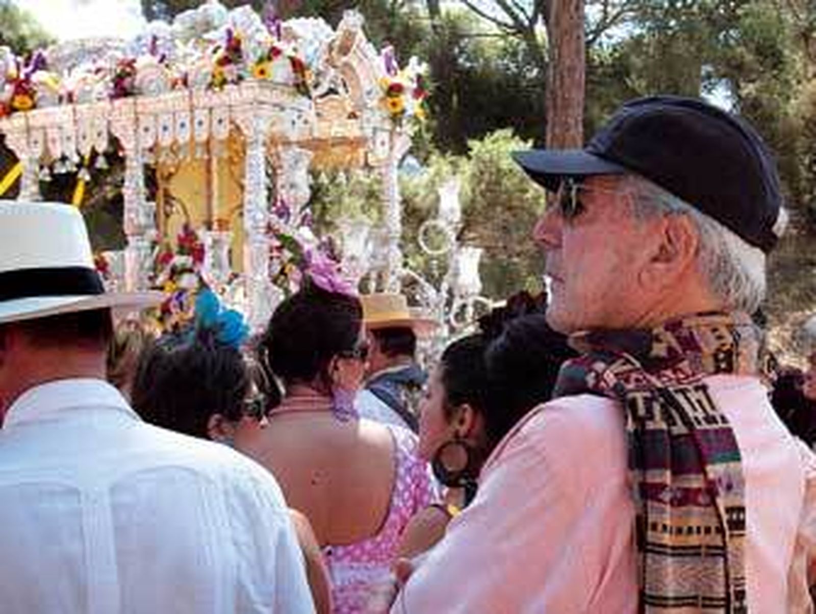 El Premio Nobel de Literatura Mario Vargas Llosa acompañó al Simpecado de la hermandad de Sanlúcar. /EFE