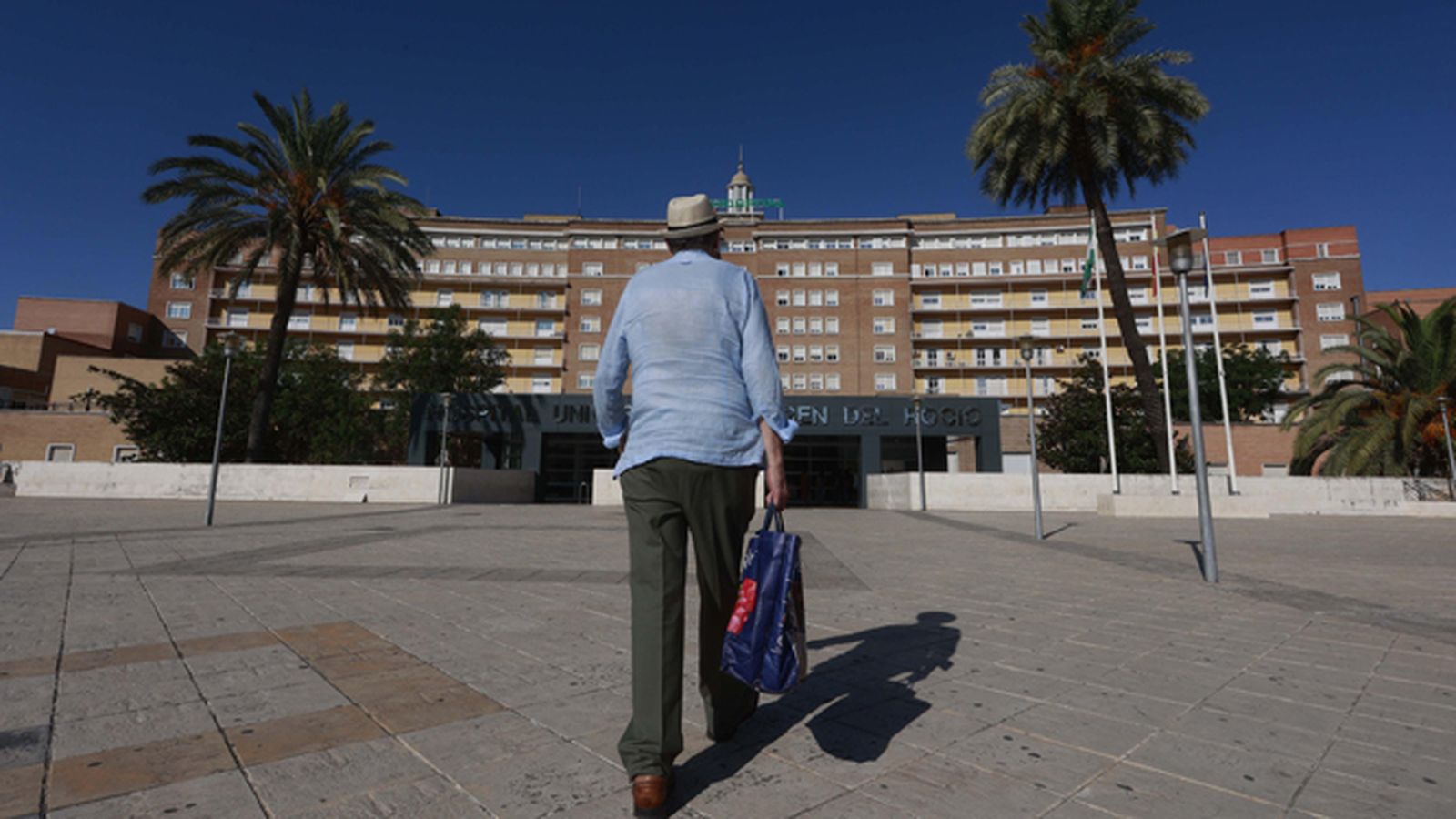 Acceso al edificio principal del Hospital Virgen del Rocío de Sevilla.
