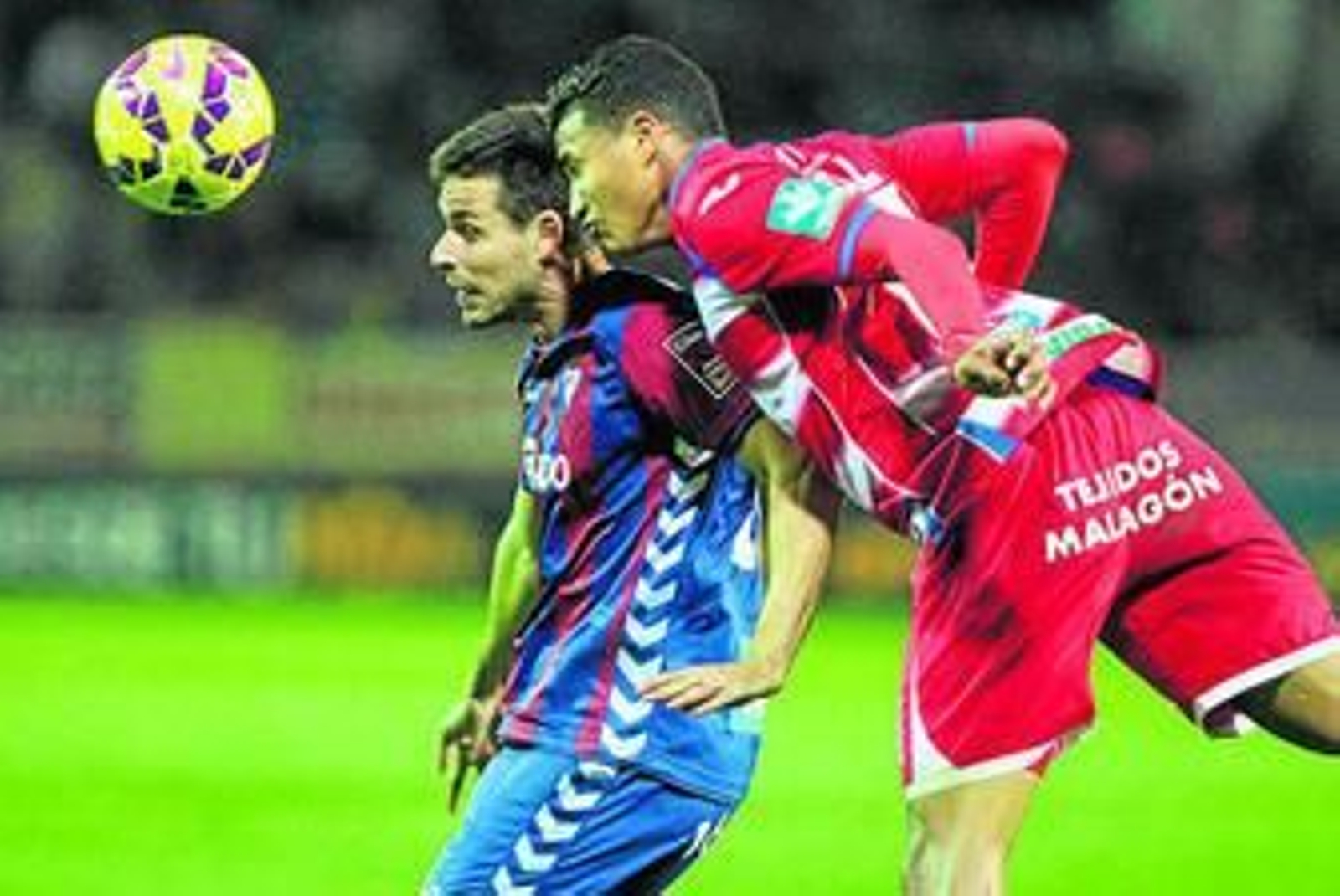 Jeison Murillo se impone por alto al jugador del Eibar Manu del Moral.