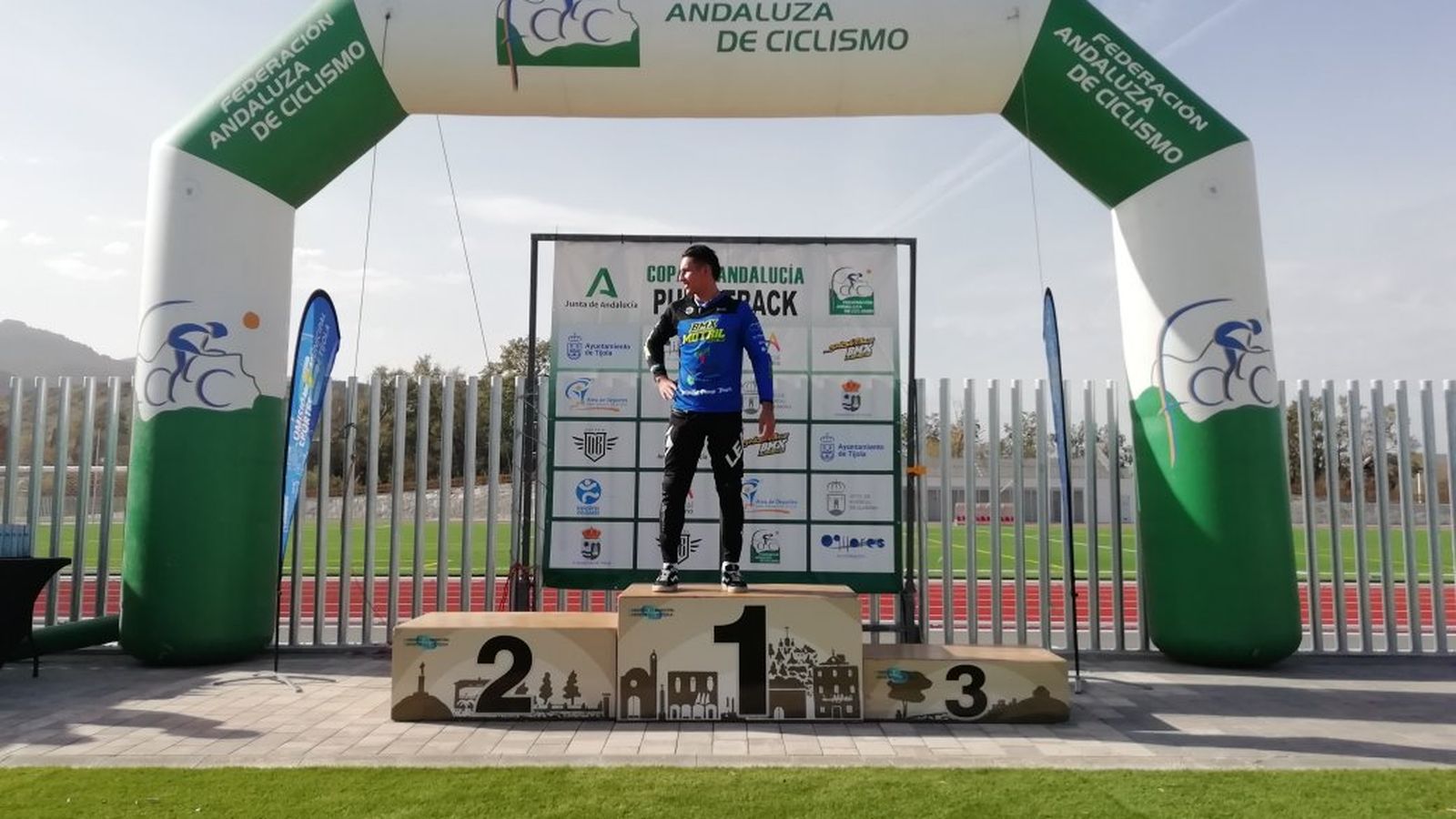 David Estiven Giraldo subido al podio después de ser el vencedor de la prueba en categoría masculina.