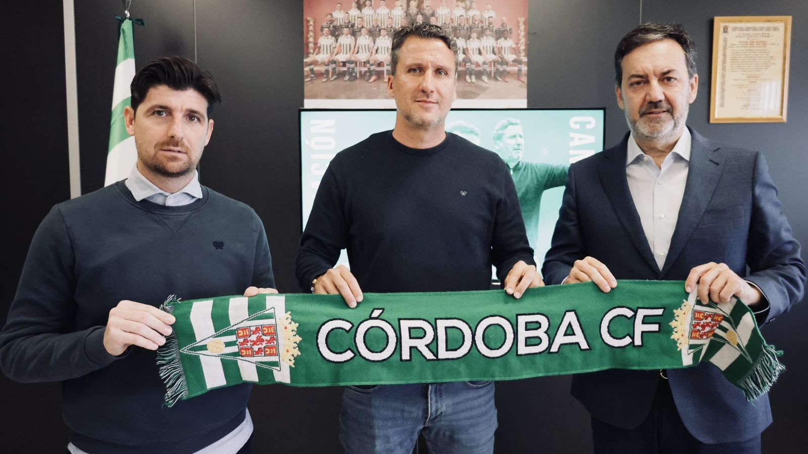 Gaspar Gálvez, junto a Javi Flores y Antonio Fernández Monterrubio en el acto de firma de su renovación con el Córdoba CF.