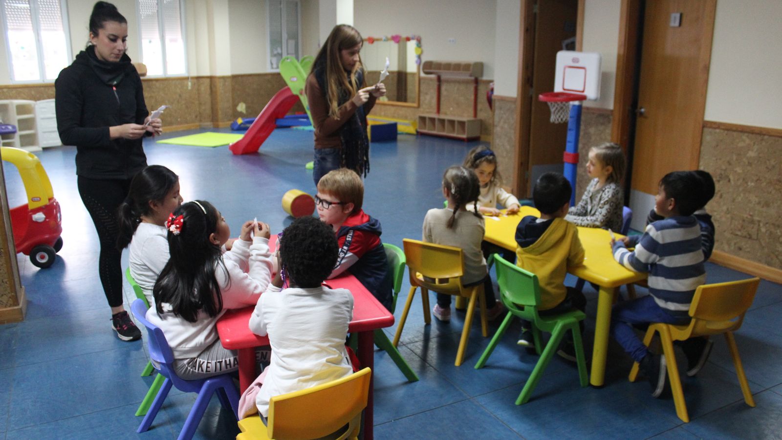 Talleres de elaboración de juguetes reciclados para niños.