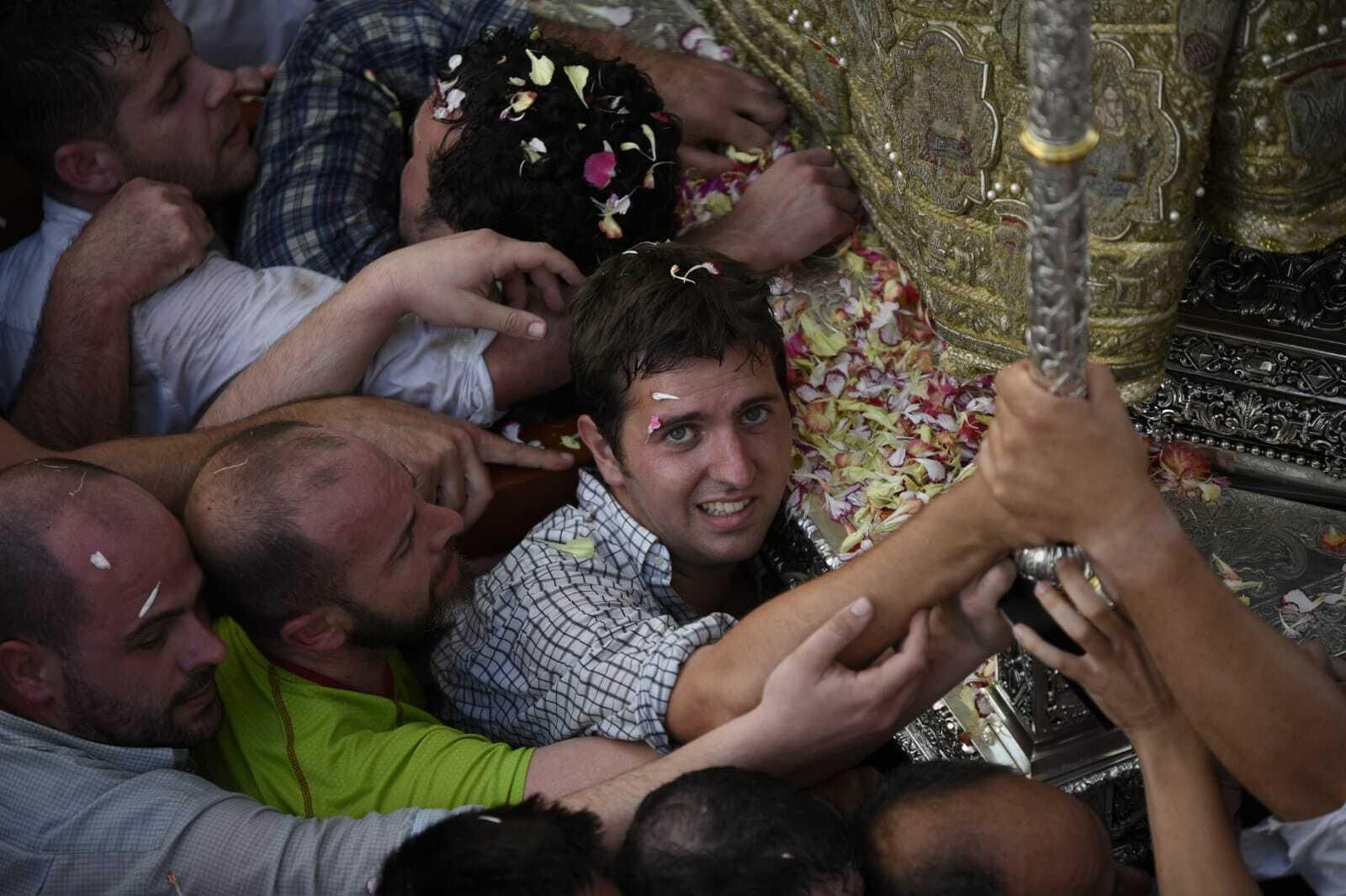 La Virgen del Rocío regresa a la iglesia tras 13 horas de procesión, en imágenes
