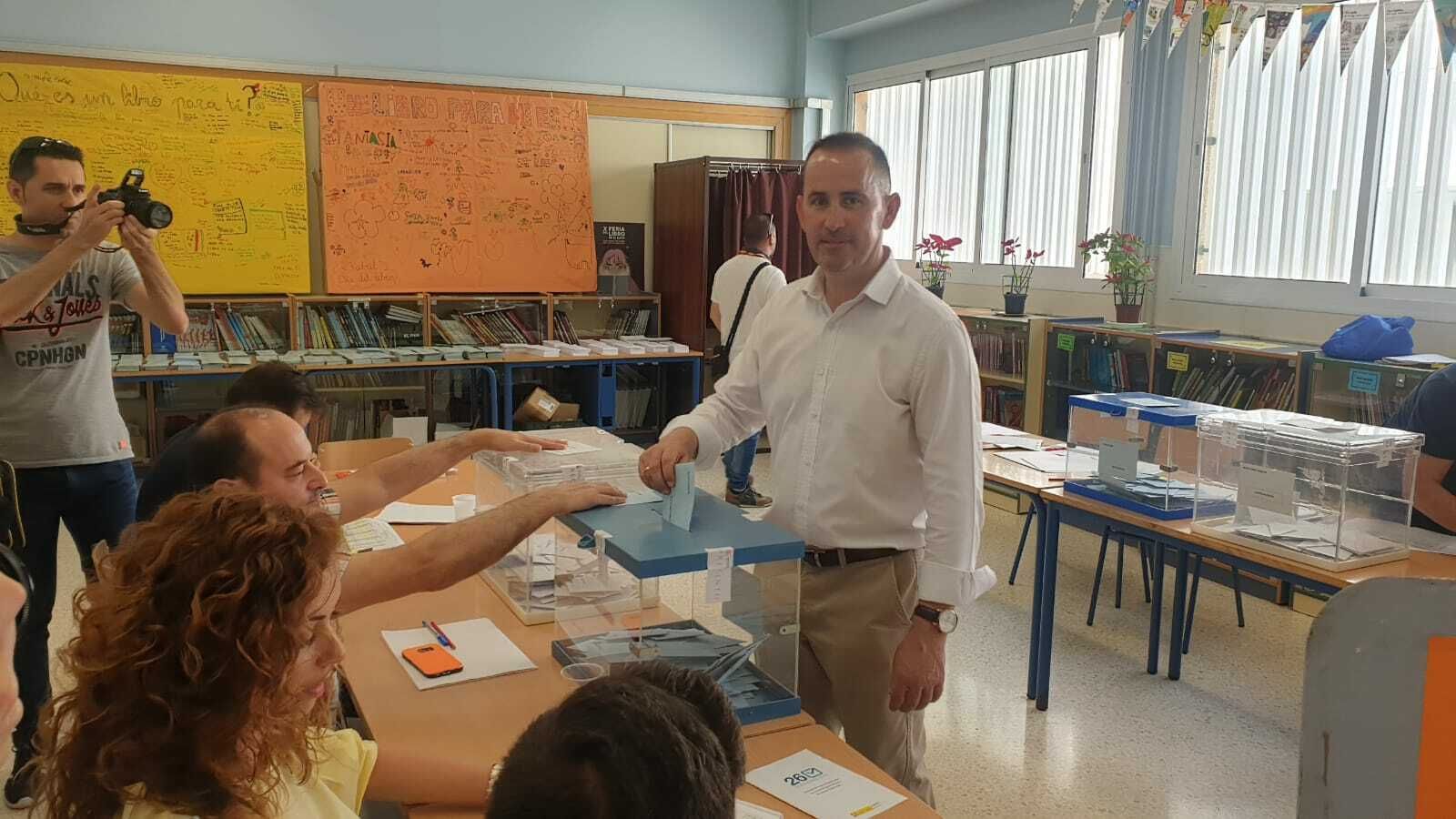 Cecilio Vargas, en el momento de emitir su voto este pasado 26 de mayo.