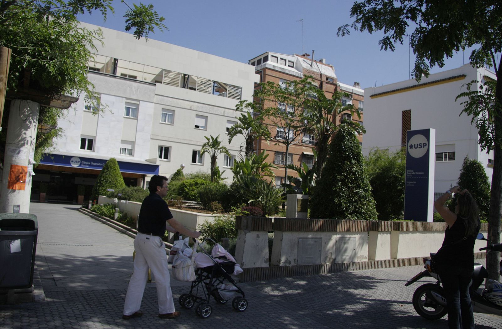 Los jardines de entrada a la clínica Sagrado  Corazón.