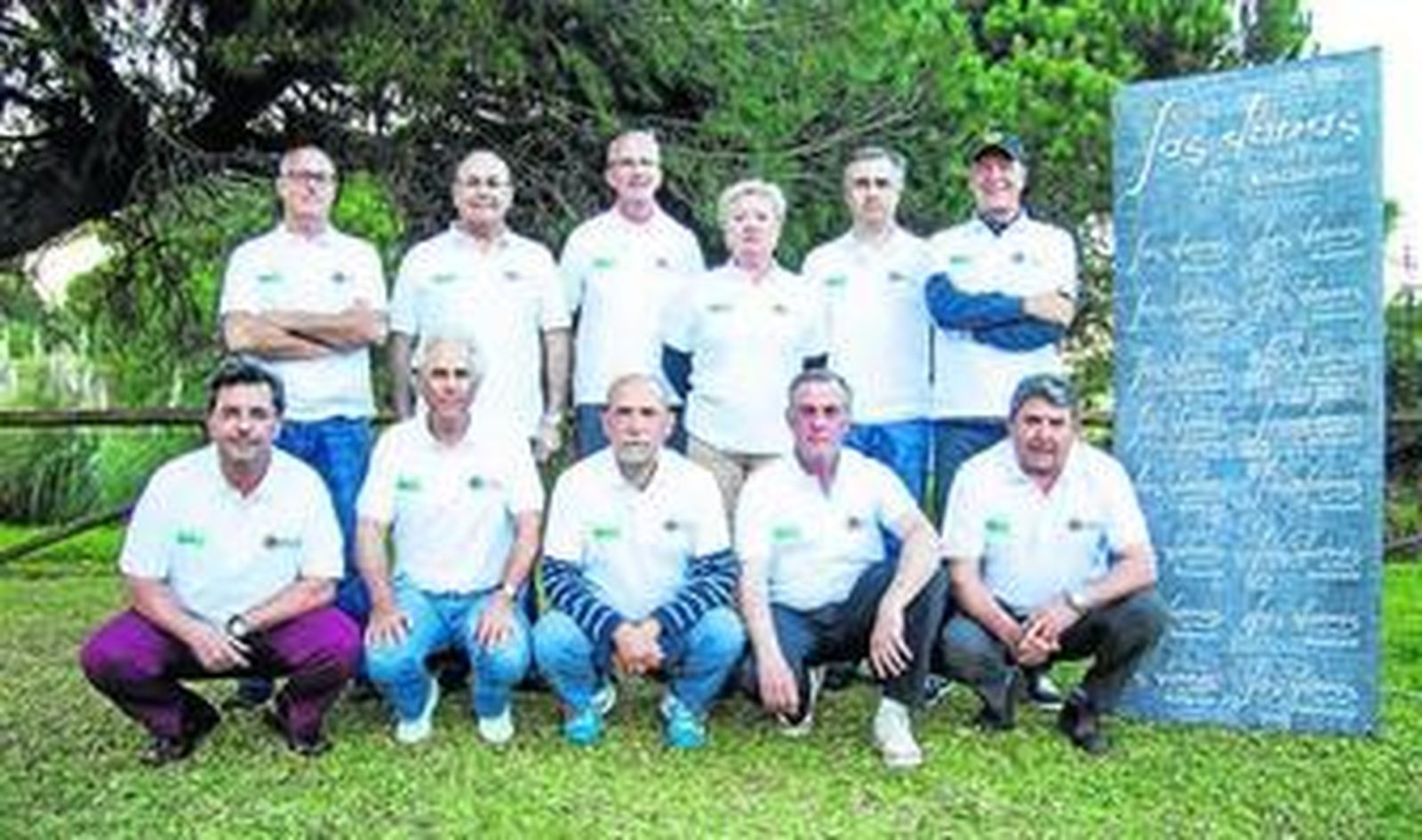 Algunos integrantes del Nuevo Portil posan con su nueva indumentaria, con la que compiten en la Liga Provincial