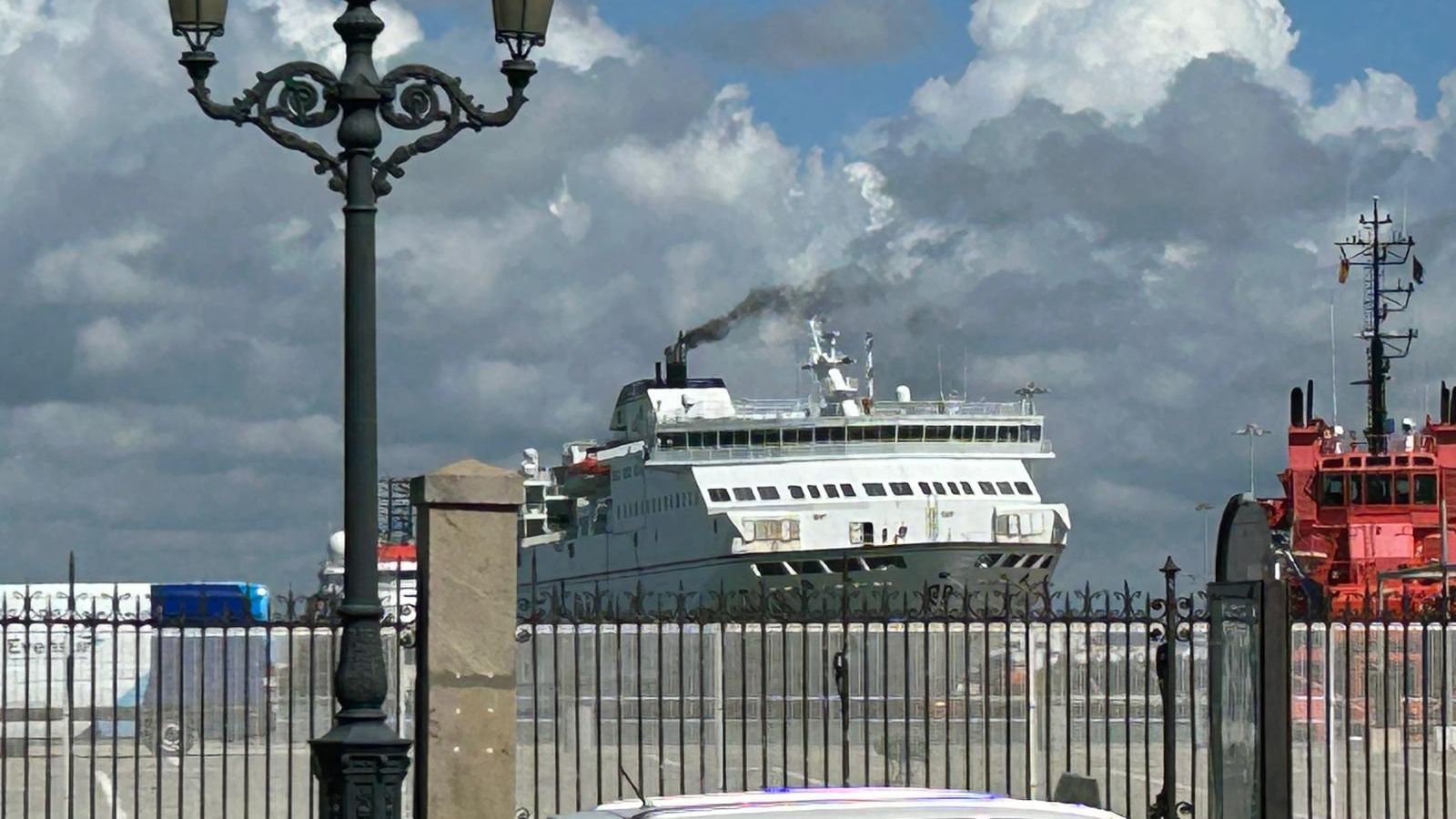 Imágenes como ésta se supone que tienen los días contados si las administraciones se toman realmente en serio la tarea de la electrificación de los muelles y la adquisición de sistemas para surtir de combustibles poco contaminantes a los buques que llegan a Cádiz