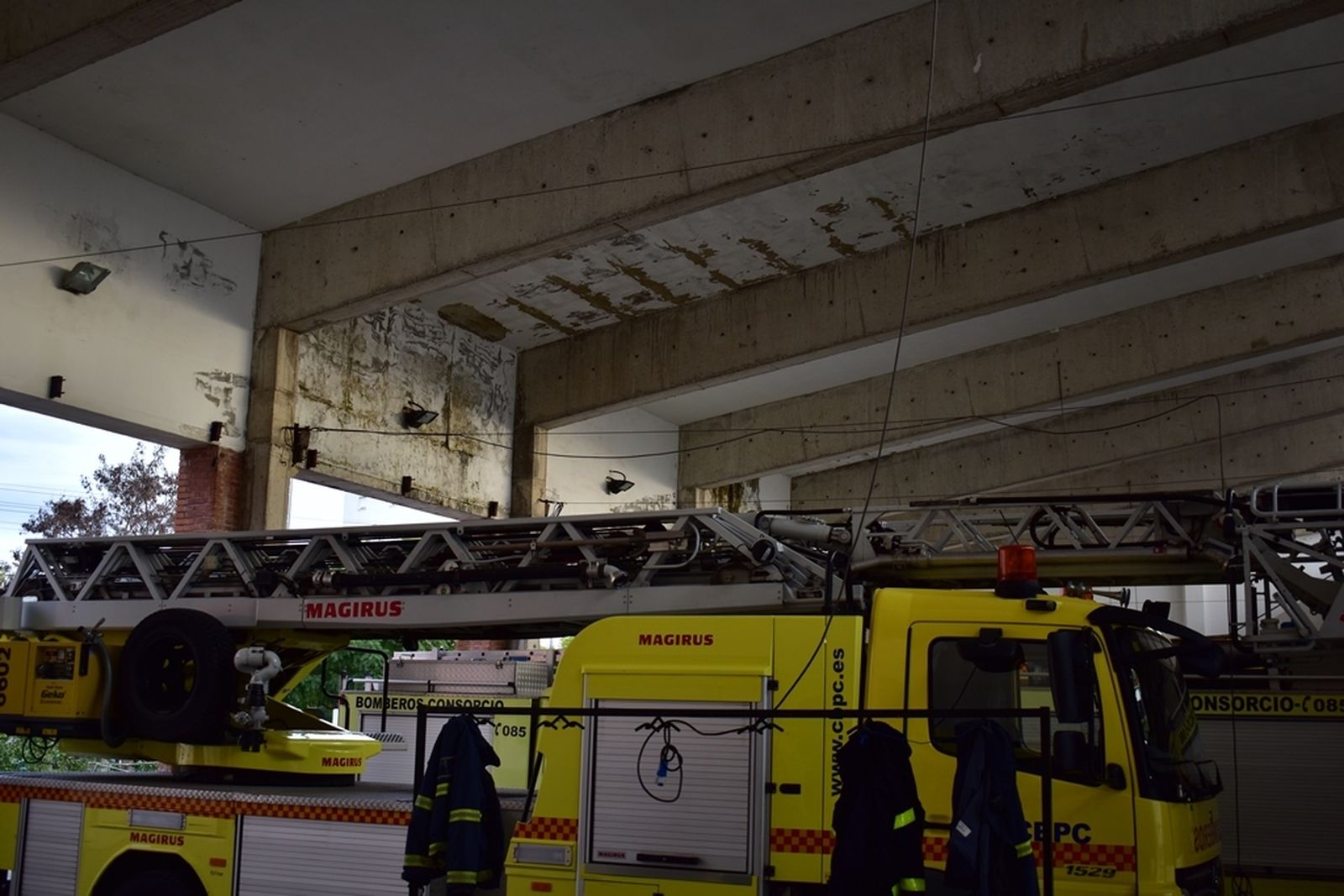 Humedades en la nave de aparcamiento del Parque de Bomberos.