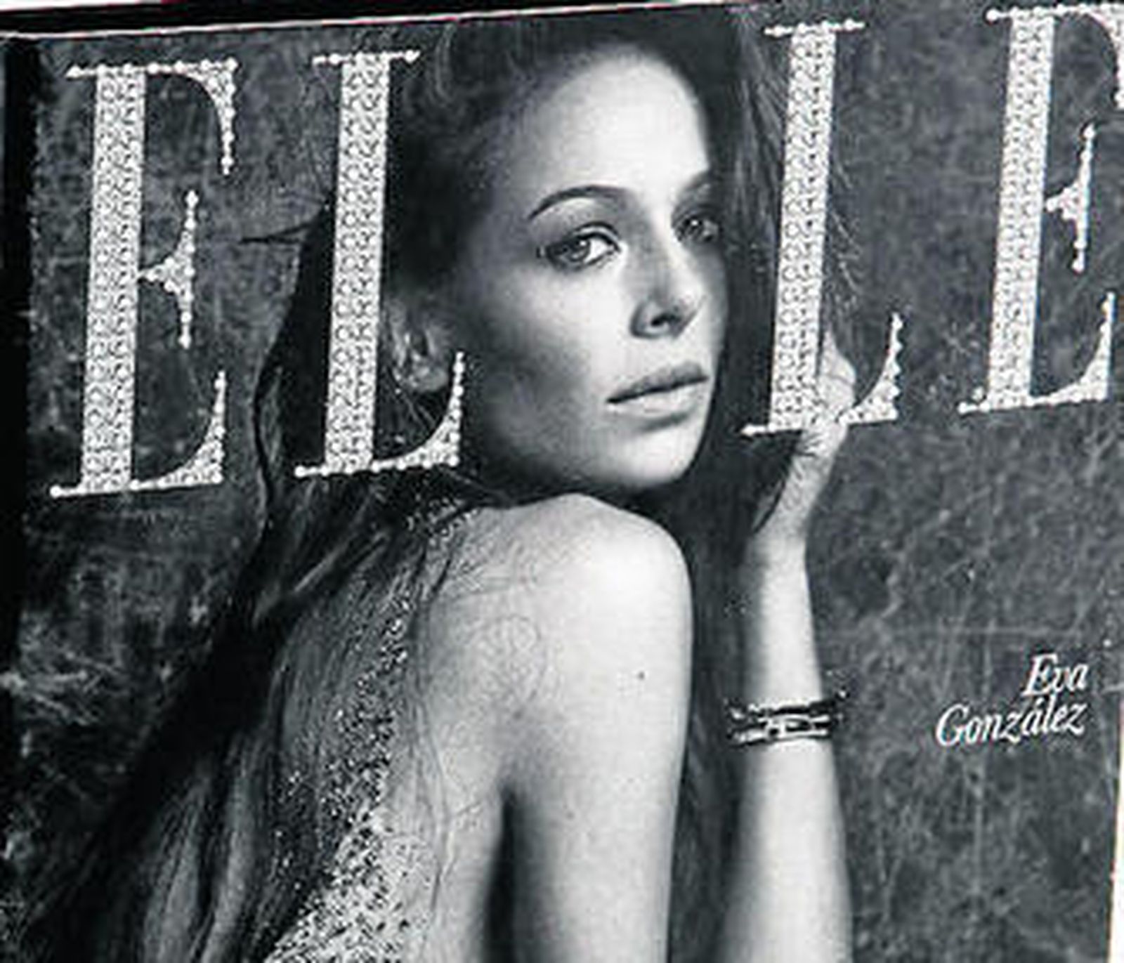 Eva González posa sensual con 3.900 cristales de Swarovski.