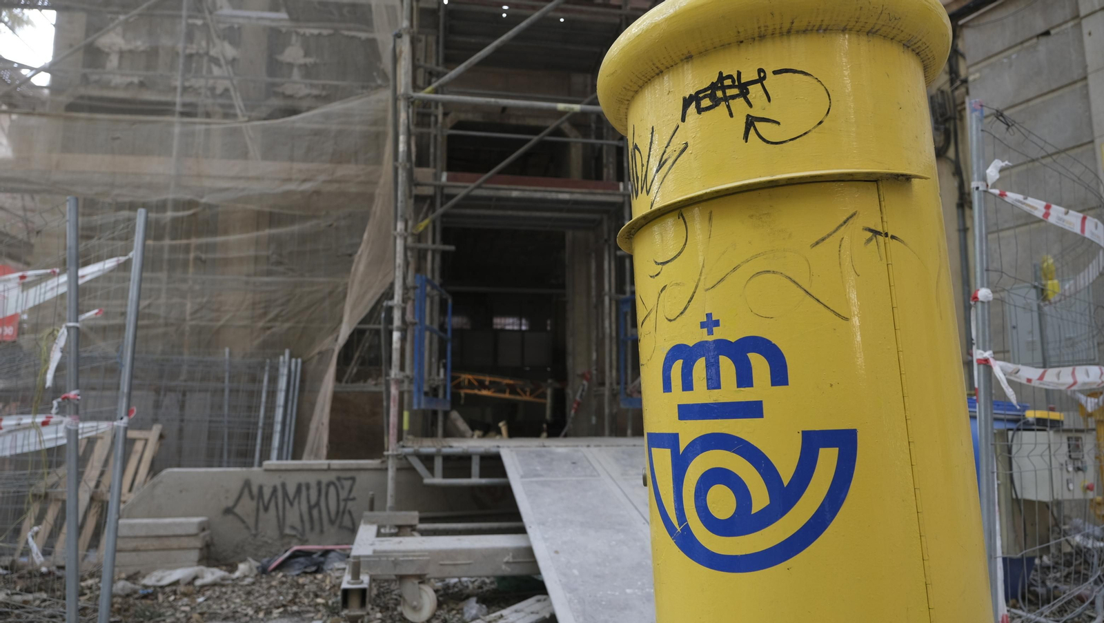 Las mejores imágenes del derribo de la oficina central de Correos en Almería