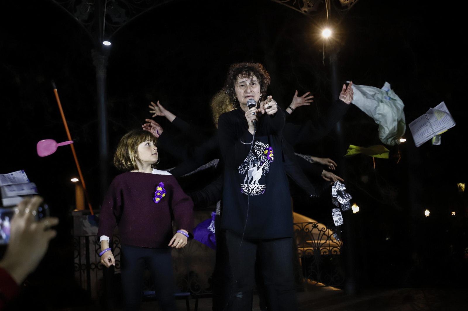 Una ola morada inunda la avenida principal de Granada en el Día de la Mujer