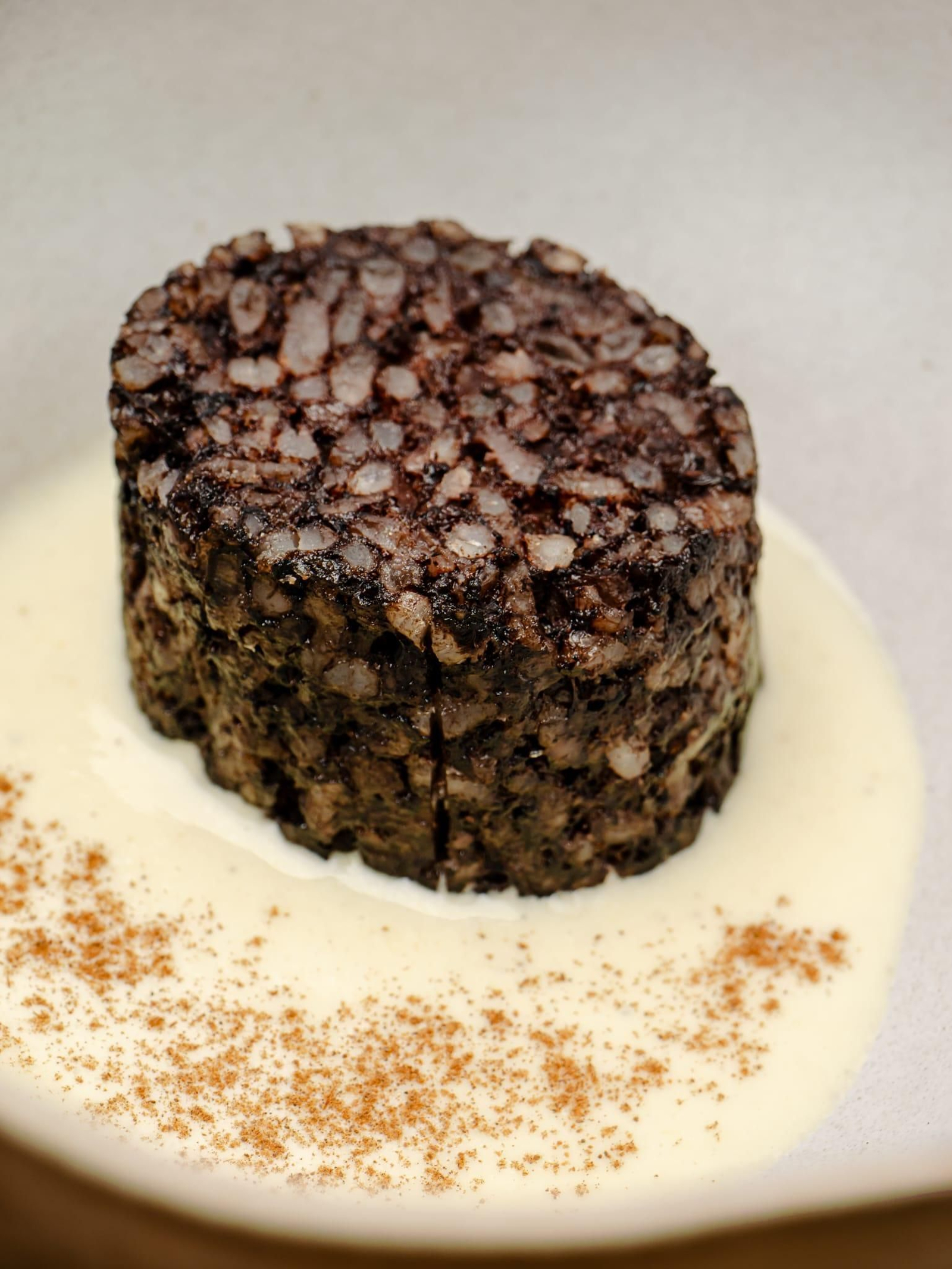 Uno de los platos más sorprendentes del menú es el de la morcilla de arroz con leche de puerro.