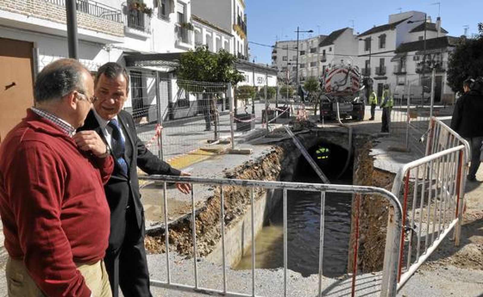 El alcalde de Écija, Juan Wic, visita las obras del dique y las nuevas catas realizadas en el pueblo para prevenir futuras riadas.

Foto: Manuel Gómez