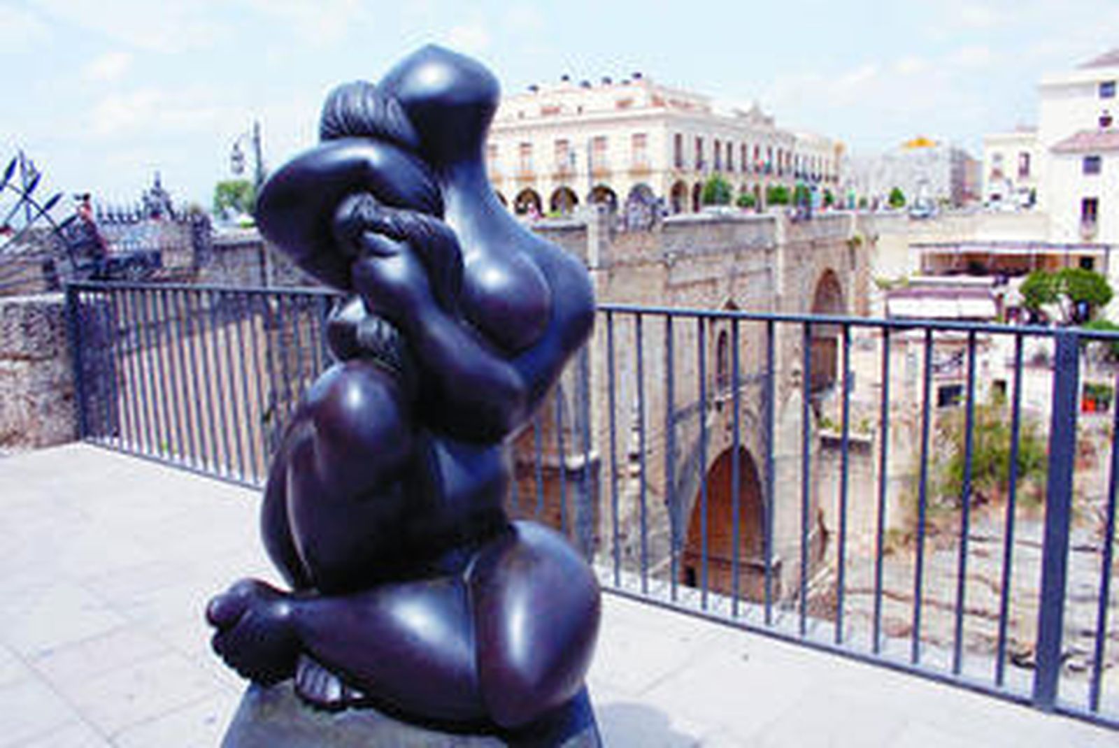 Una de las piezas dedicadas a la mujer en su faceta más maternal que se exhiben desde ayer en Ronda.