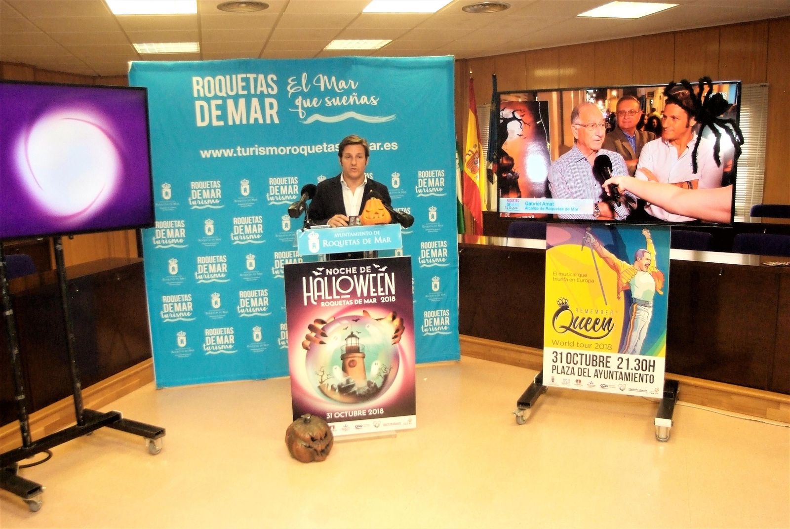 El concejal de Comercio, Turismo y Playas de Roquetas, Luis Miguel Carmona dando a conocer la programación de la noche de Halloween.