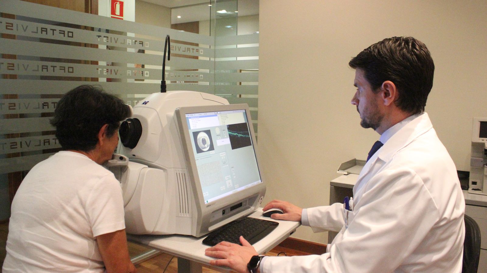 El doctor Adrián Hernández atiende a una paciente