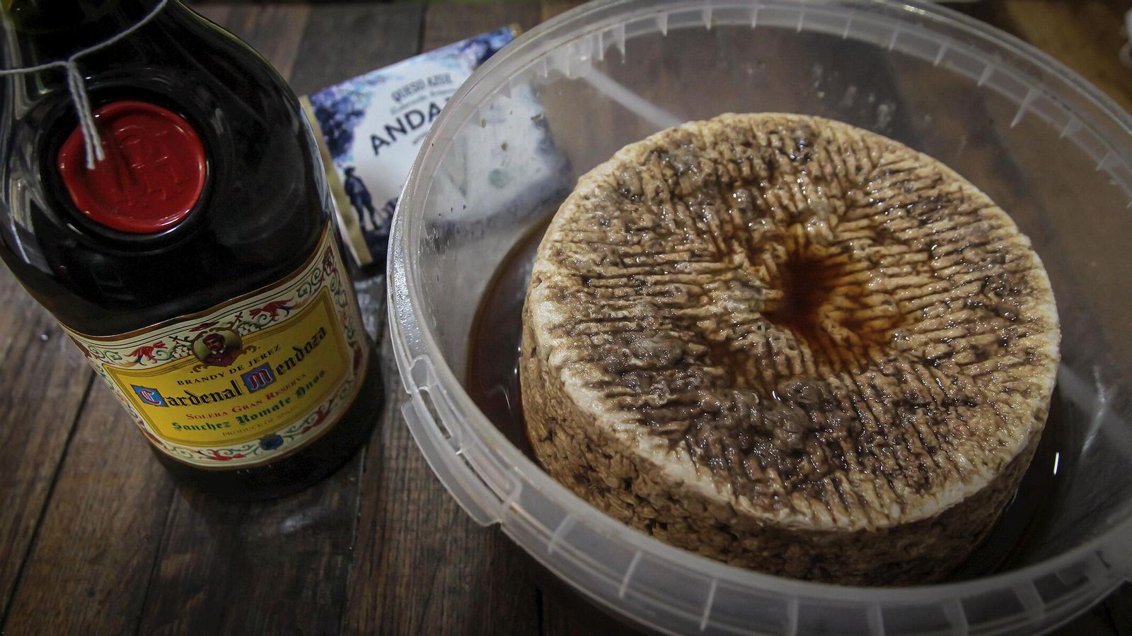 Queso azul de Andazul cuatro meses sumergido en brandy Cardenal Mendoza.