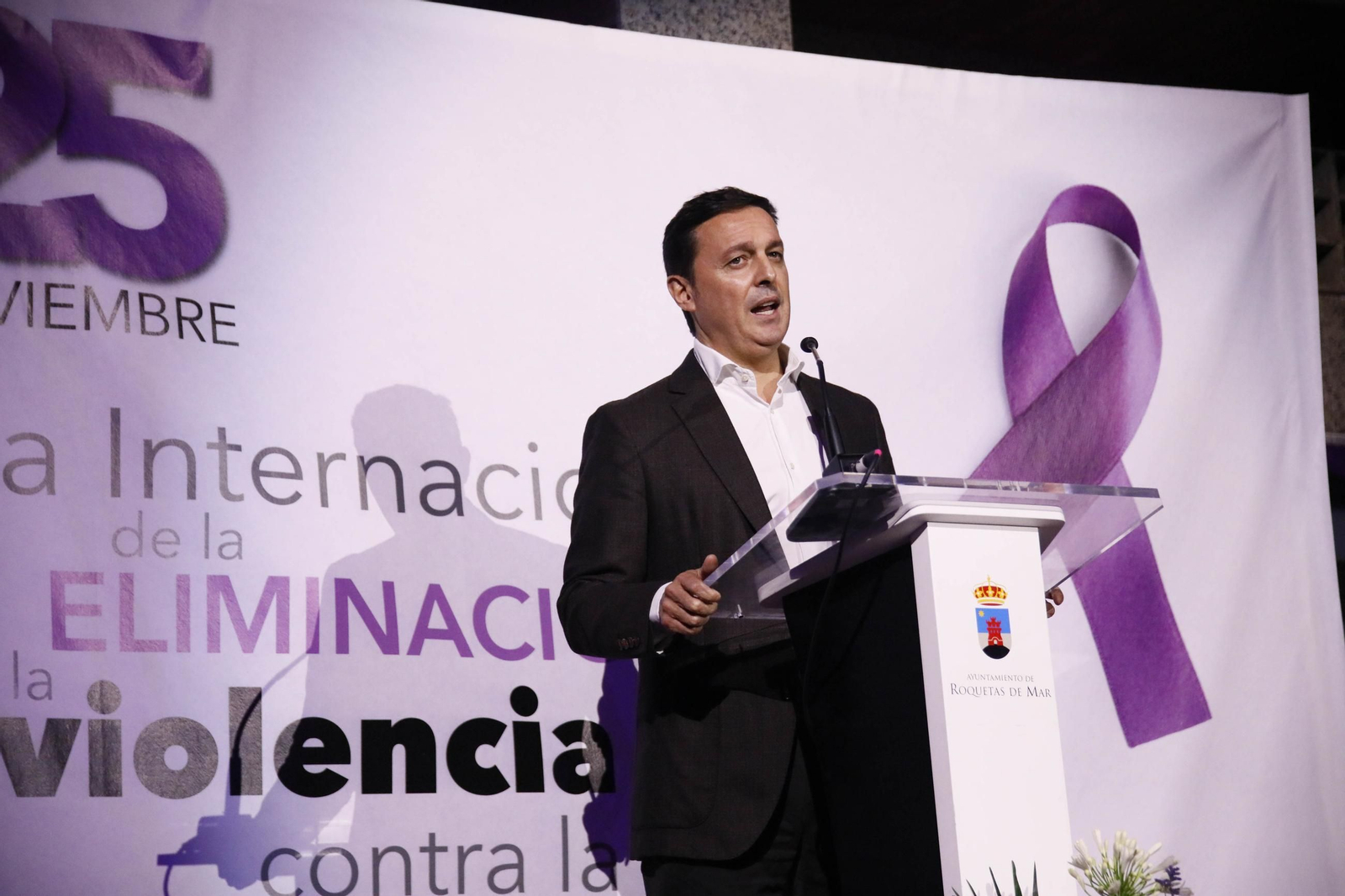 Manifestación por el 25 N en Roquetas de Mar