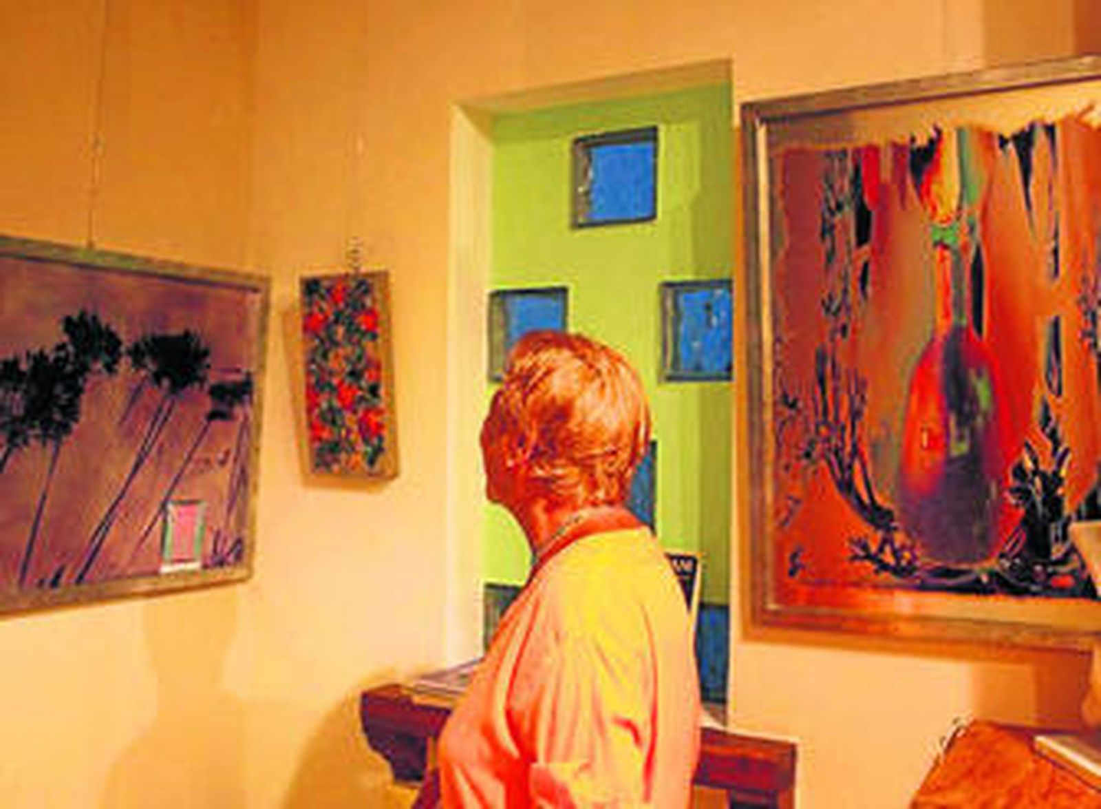 Algunos de los cuadros expuestos por Carmen Muñiz en Punta.