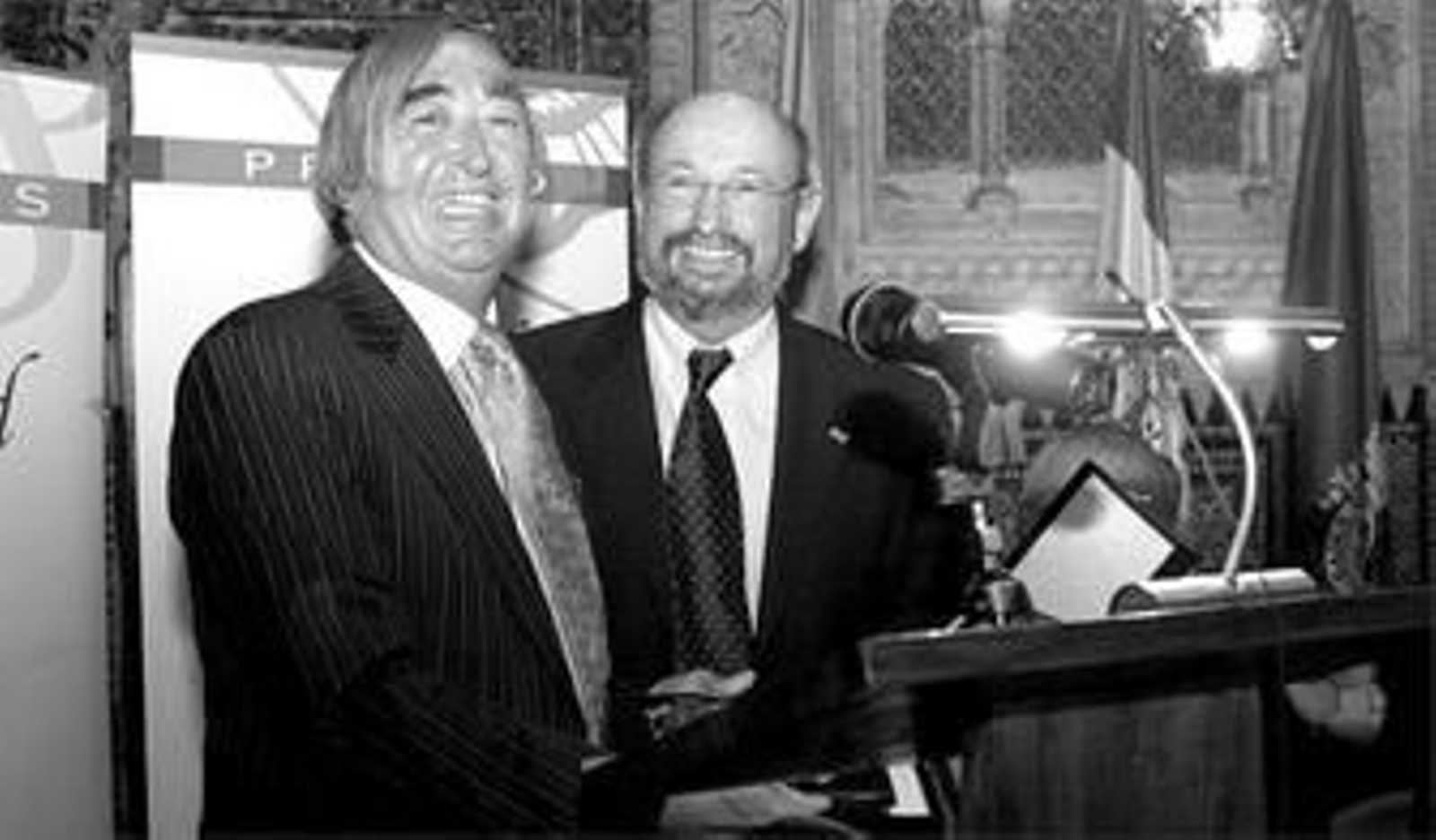 El periodista José Oneto recibió el premio de manos de Ignacio García Agulló.