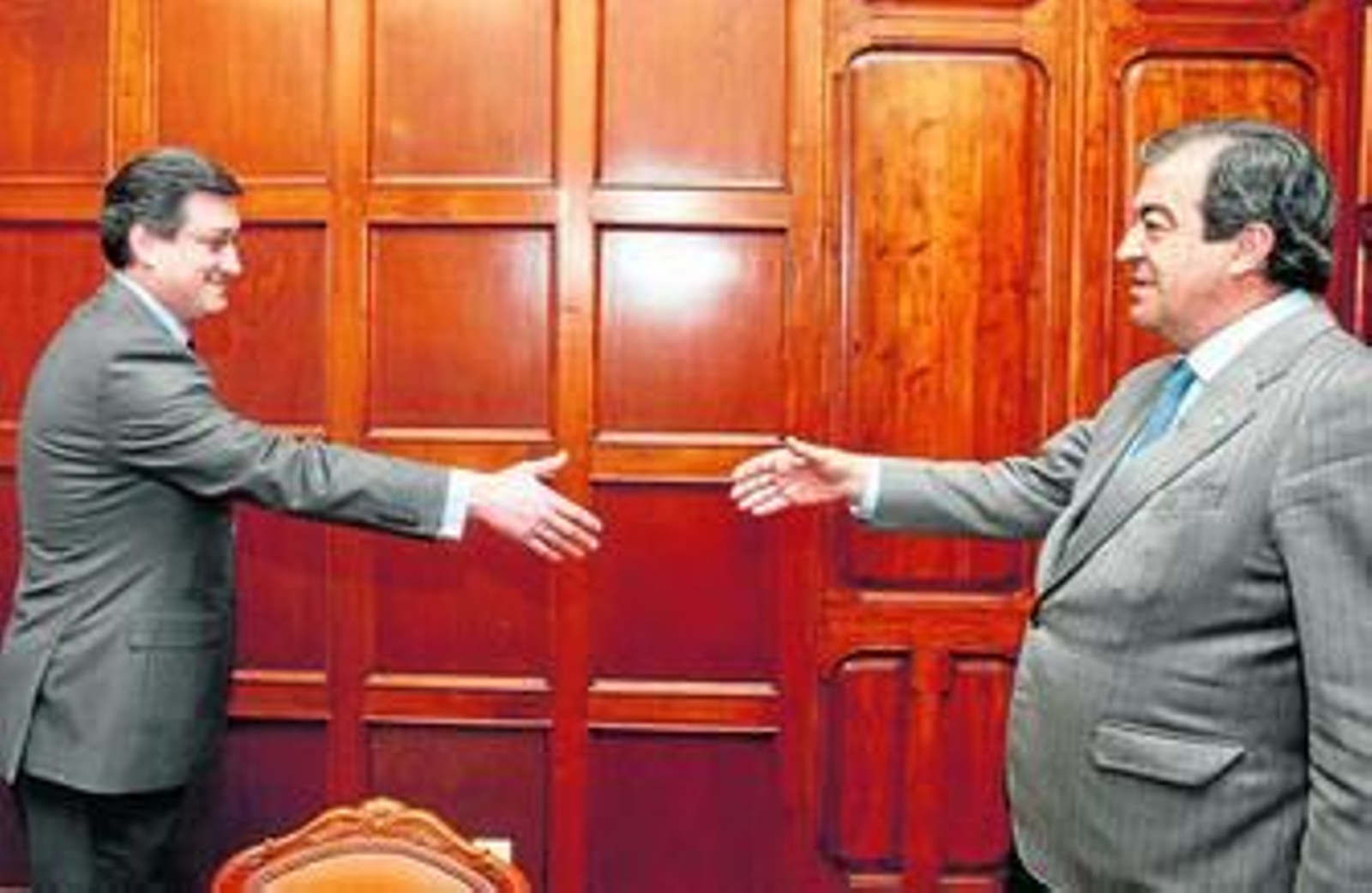 Ignacio Prendes (izquierda) saluda a Cascos al inicio de la reunión que mantuvieron ayer sobre el panorama político asturiano.