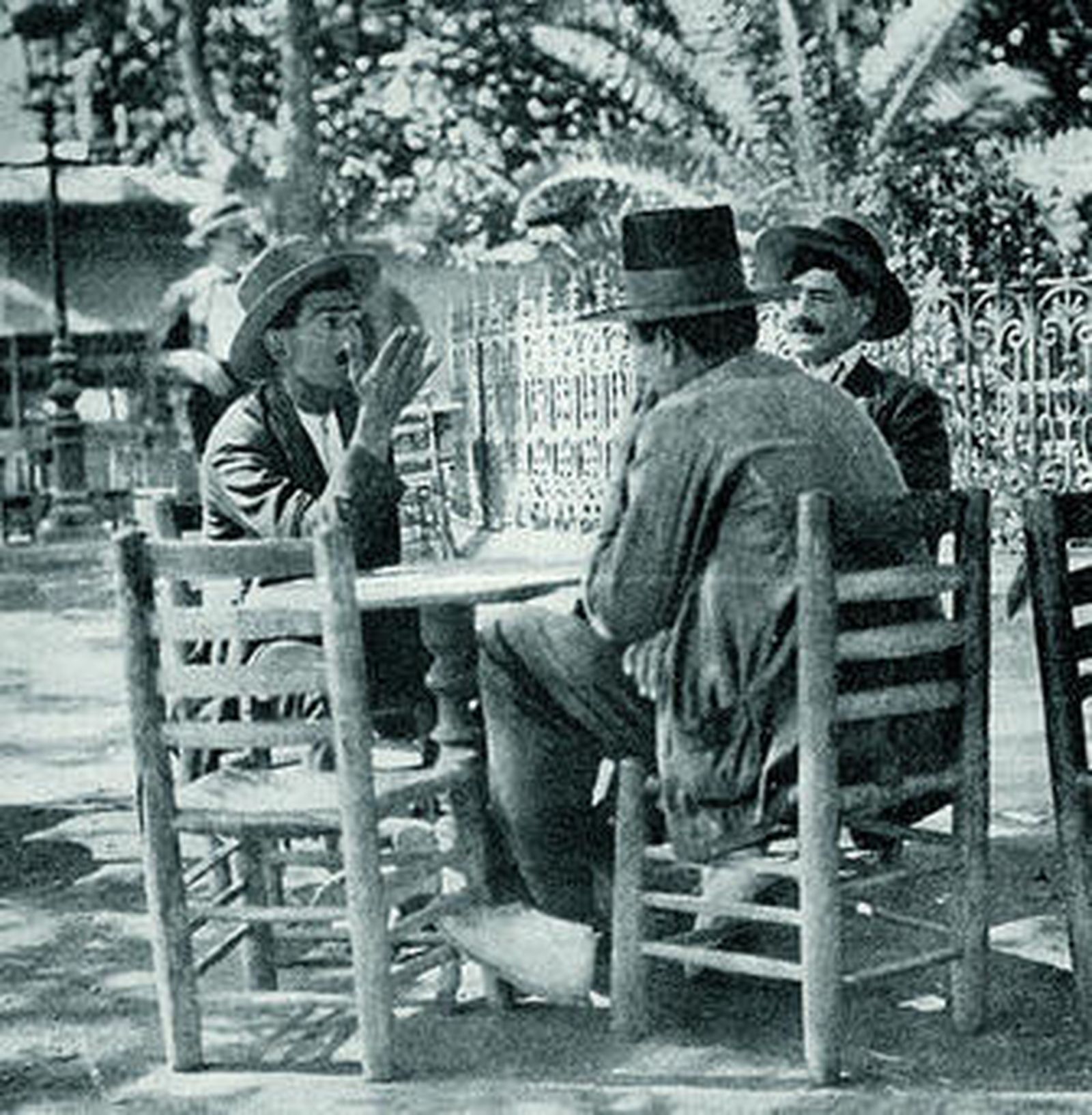 Arriba, recogida de almendras que se enviaban en su mayor parte a Estados Unidos. A la derecha, el antiguo puente árabe de Ronda, que atravesaba el tajo a distinto nivel del puente nuevo. Abajo, la colina de Gibralfaro se llena de aficionados un domingo por la tarde para ver la corrida de toros, aunque sea de lejos.
