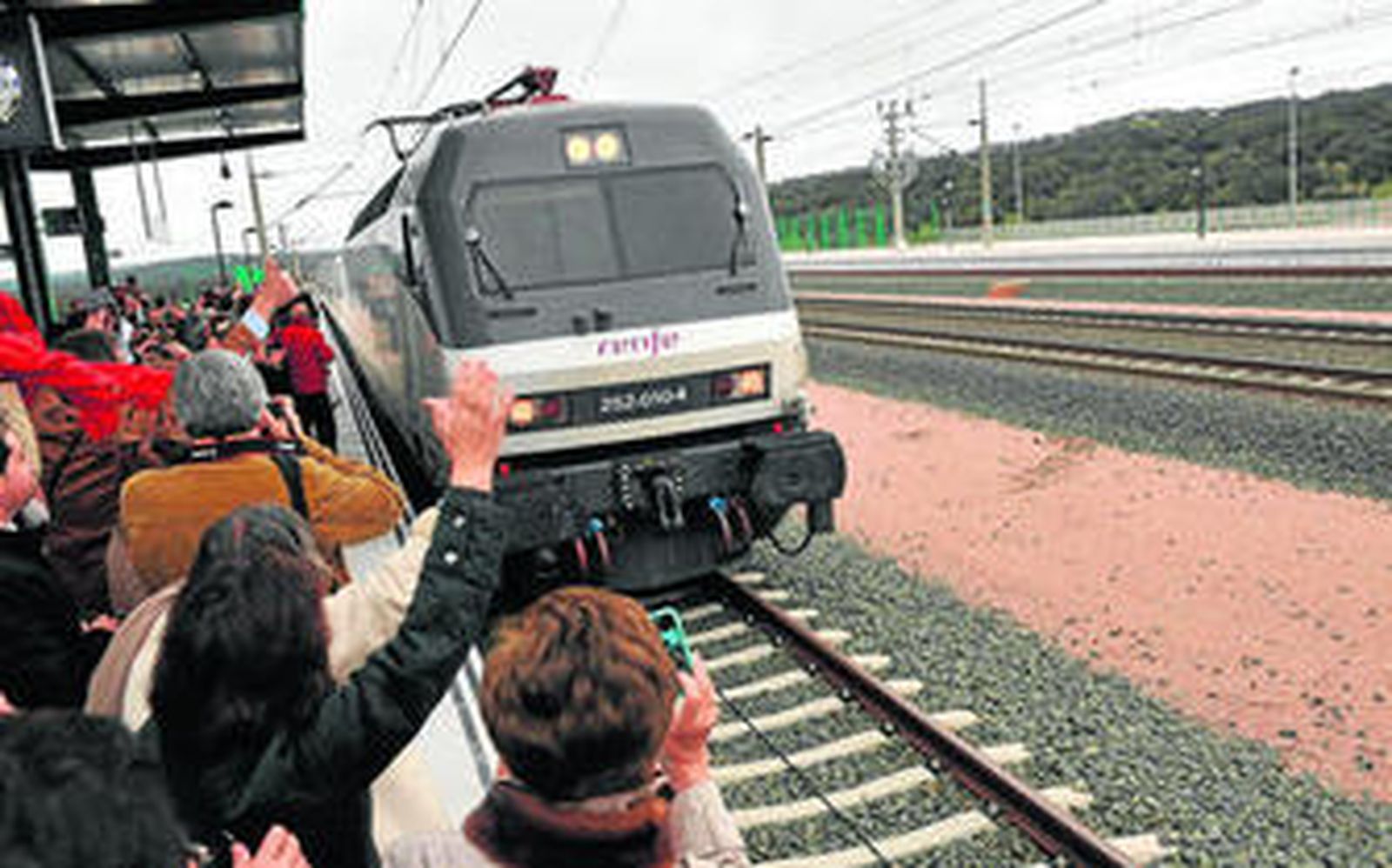 Vecinos reciben ayer el tren de alta velocidad en la estación de Villanueva de Córdoba.